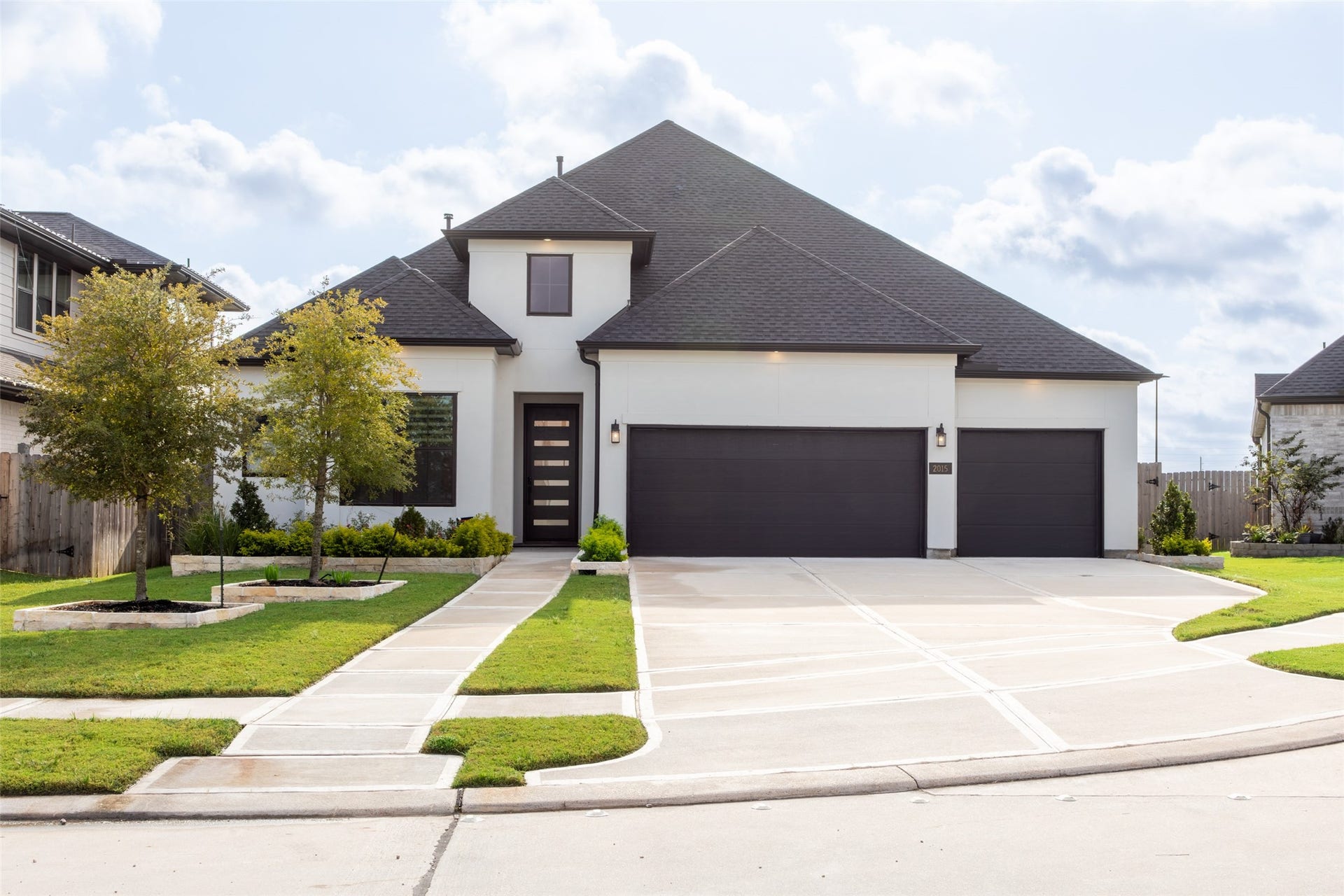 2015 Jade Manor Drive, Rosenberg, TX 77469 Well-maintained landscaping on a corner lot.