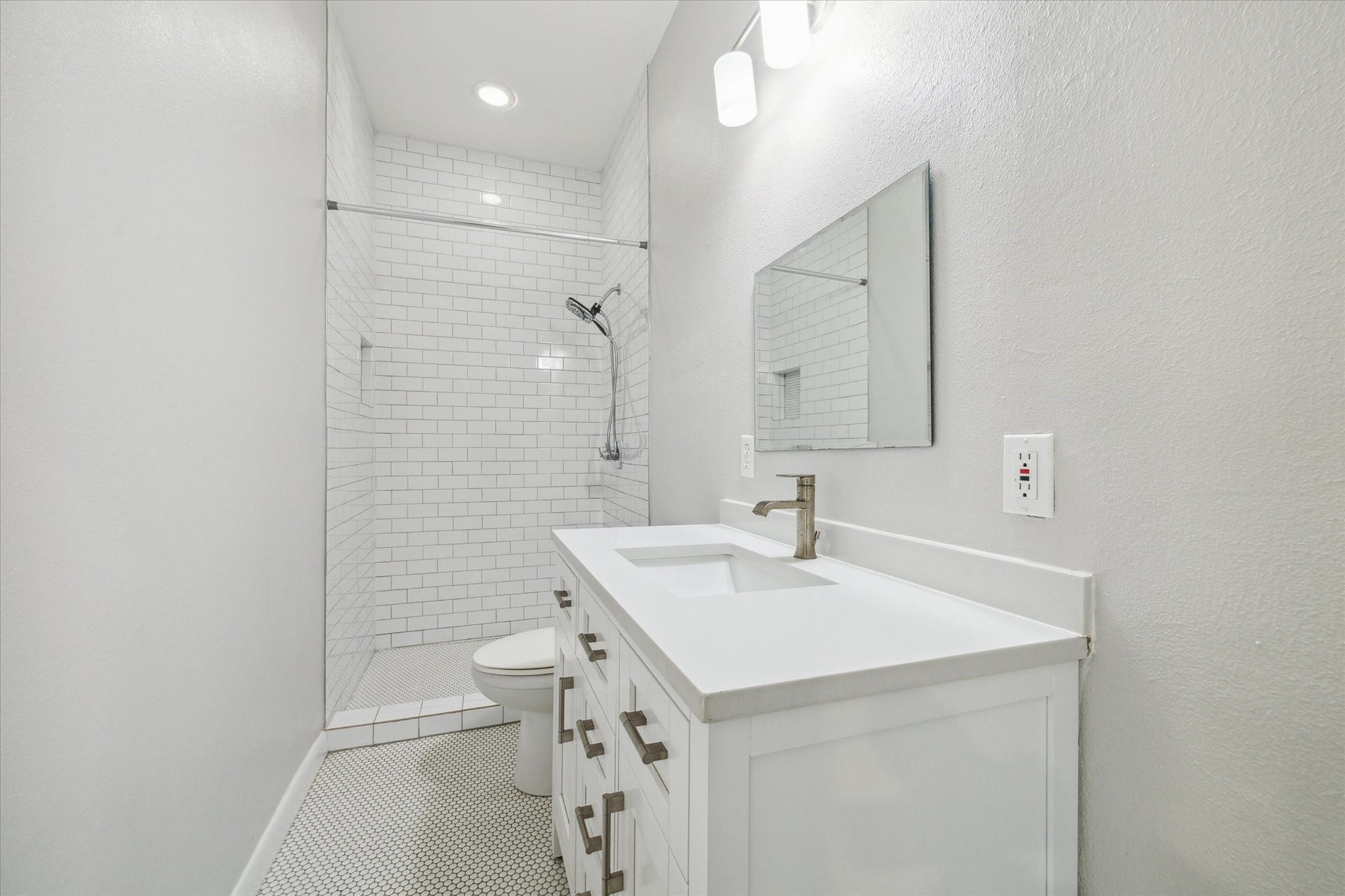 202 E 34th Street, Houston, TX 77018 202 E 34th Street, Houston, TX 77018
