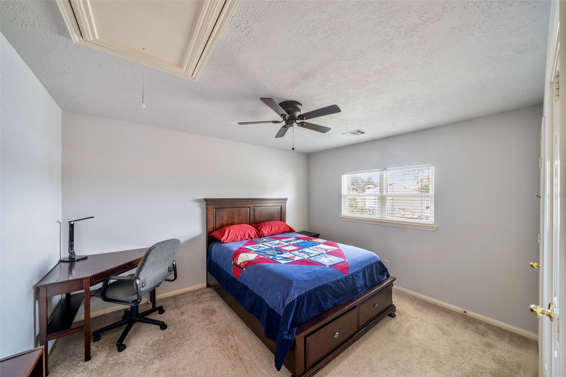 3607 Parkshire Drive, Pearland, TX 77584 Generously-sized bedroom with natural light, ceiling fan, and double closet. Plenty of functional workspace.