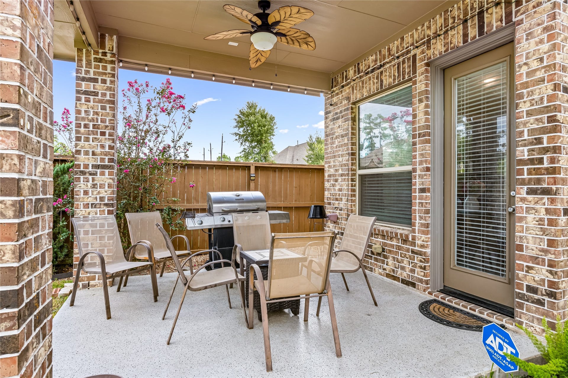 16843 Hemlock Grove Drive, Humble, TX 77346 16843 Hemlock Grove Drive, Humble, TX 77346