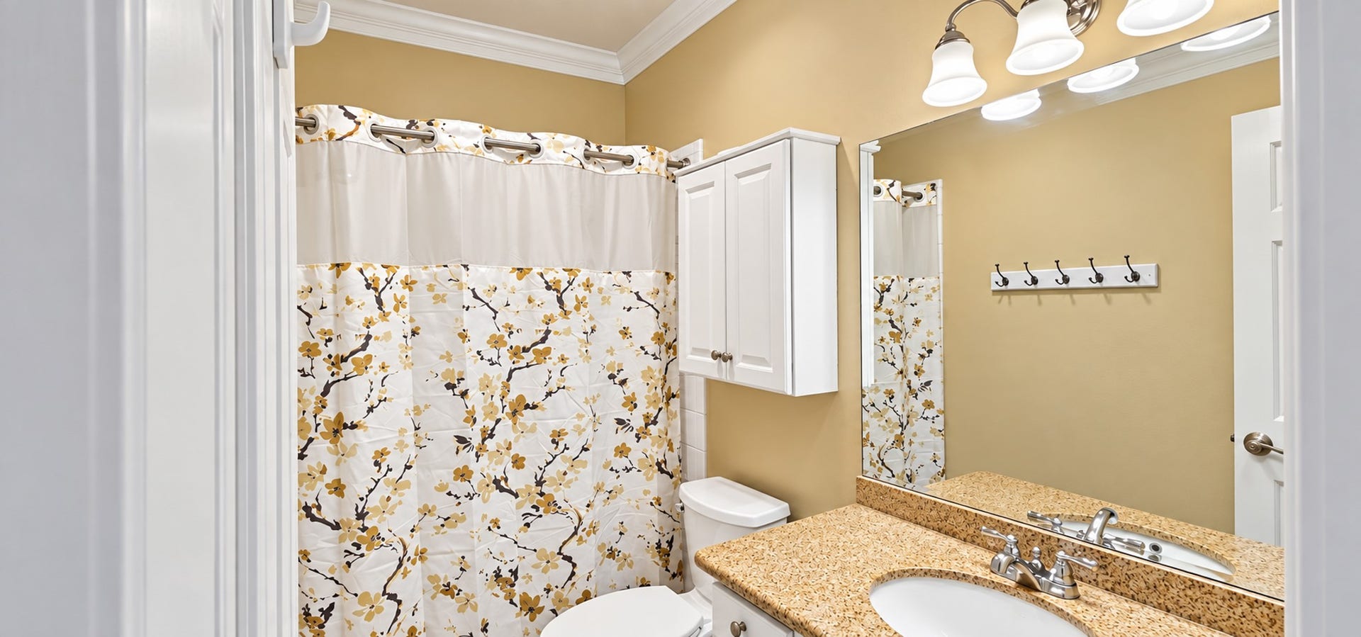 3511 Harbor Pass Lane, Friendswood, TX 77546 2nds Full Bath.