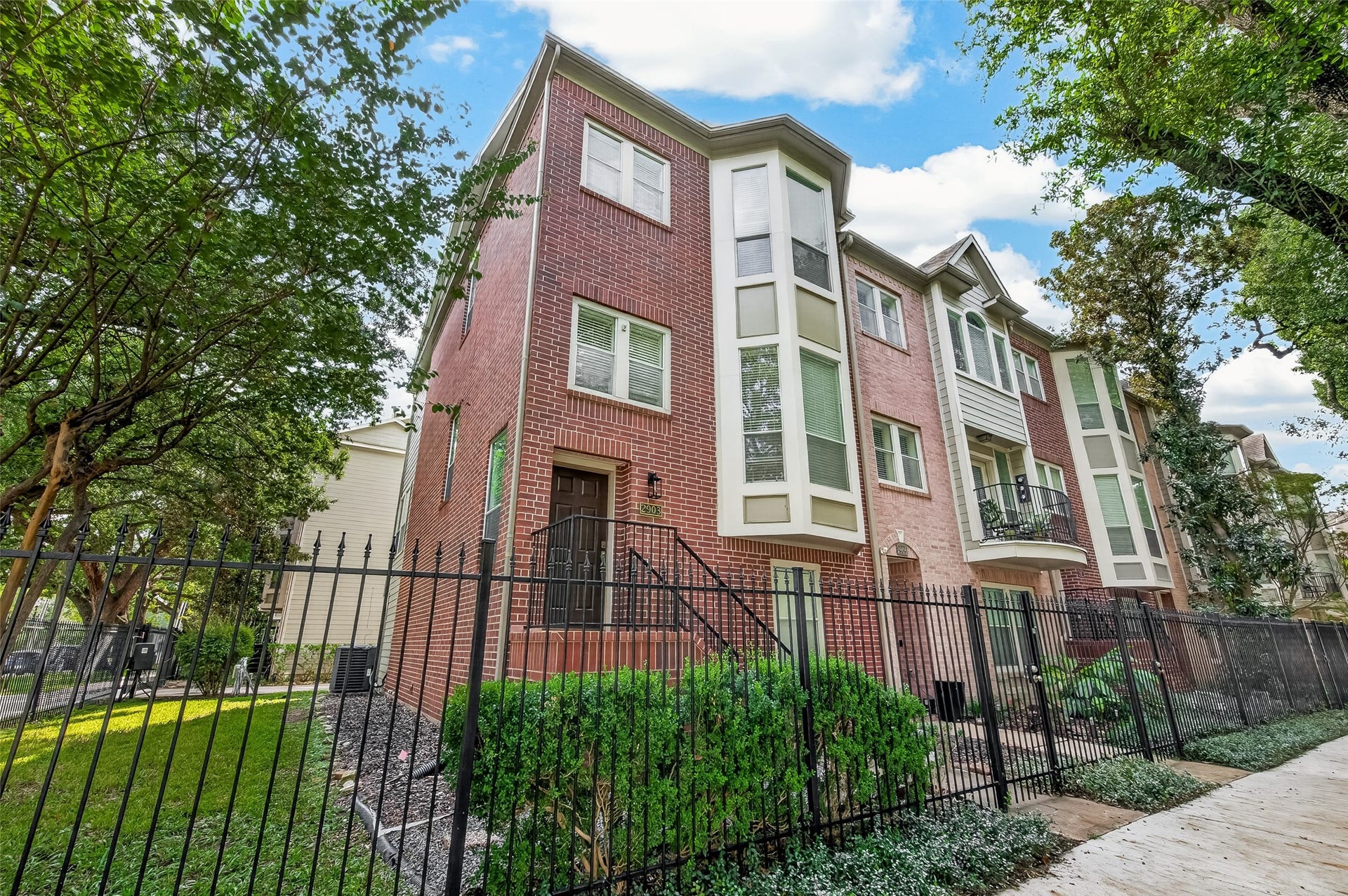 2903 Austin Street, Houston, TX 77004 Imagine coming home to this charming Midtown townhome, with a gated yard and green space that give you a little outdoor retreat right outside your door.