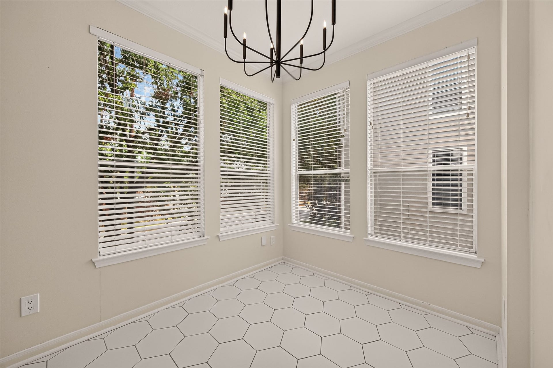 2903 Austin Street, Houston, TX 77004 Breakfast nook just off the kitchen.perfect for enjoying your morning coffee, casual meals, and everyday conversations.