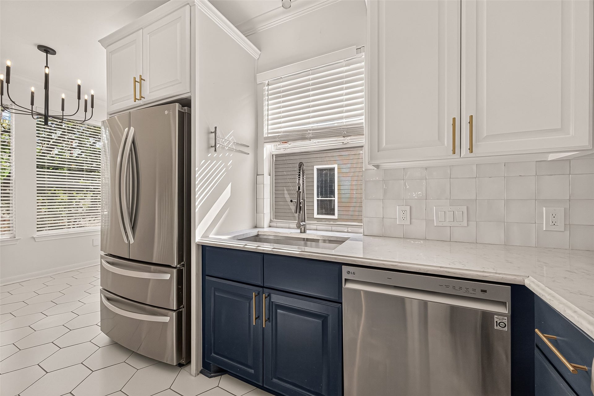 2903 Austin Street, Houston, TX 77004 Sleek, modern appliances, including the refrigerator and dishwasher, complement the kitchens updated design.