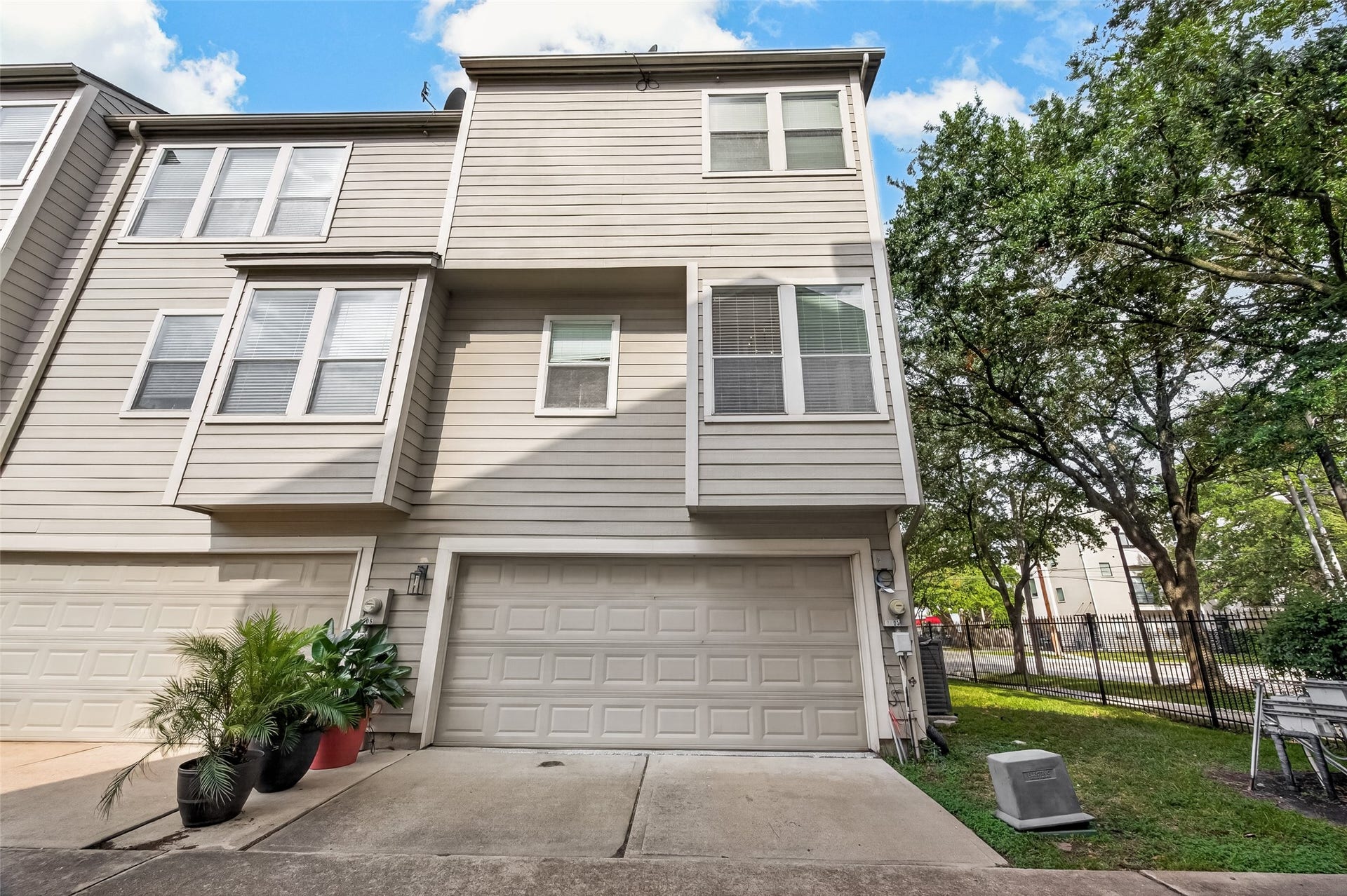 2903 Austin Street, Houston, TX 77004 Corner unit, with a 2-car attached garage