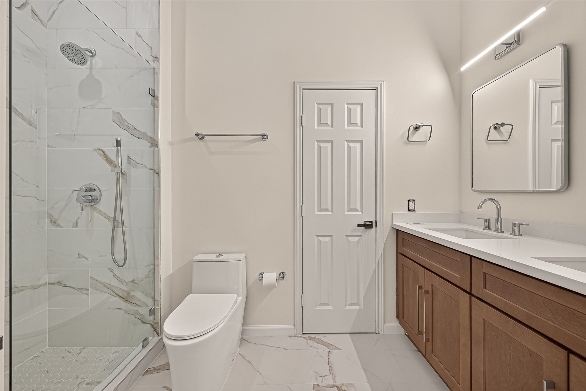 2903 Austin Street, Houston, TX 77004 The beautifully updated primary bathroom features a double-sink vanity, separate commode area, and a large walk-in shower.