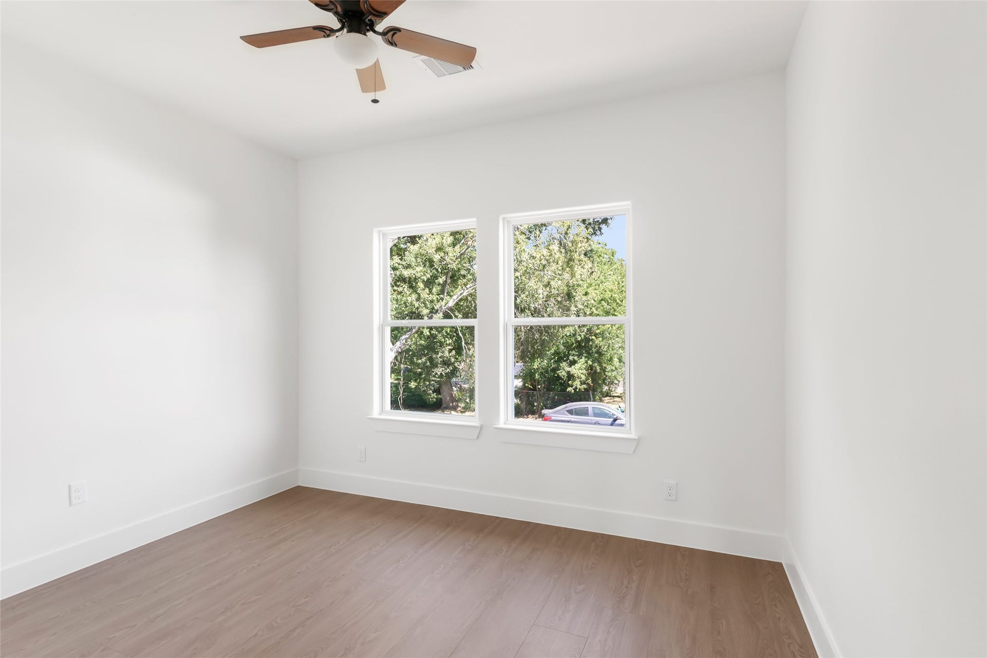 Secondary bedroom.