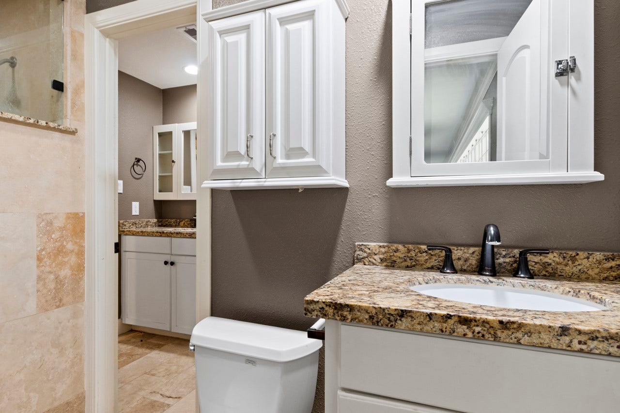 1242 County Road 857, Alvin, TX 77511 Primary Bathroom