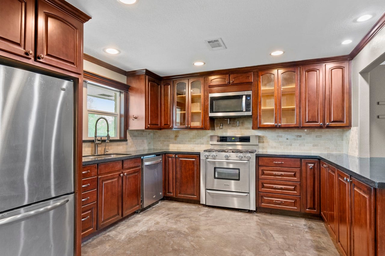 1242 County Road 857, Alvin, TX 77511 Beautiful Kitchen