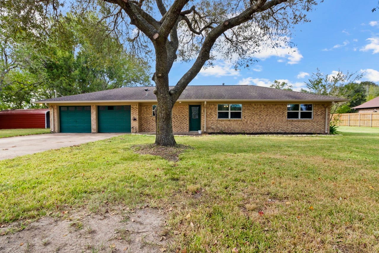 1242 County Road 857, Alvin, TX 77511 welcome Home to your
1 acre of country