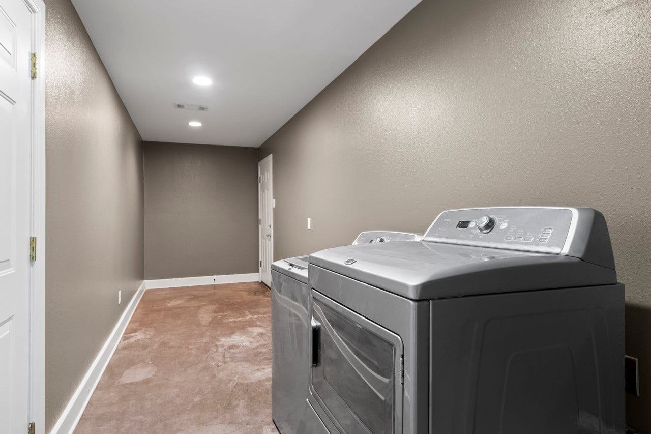 1242 County Road 857, Alvin, TX 77511 Huge Laundry room / Mud Room