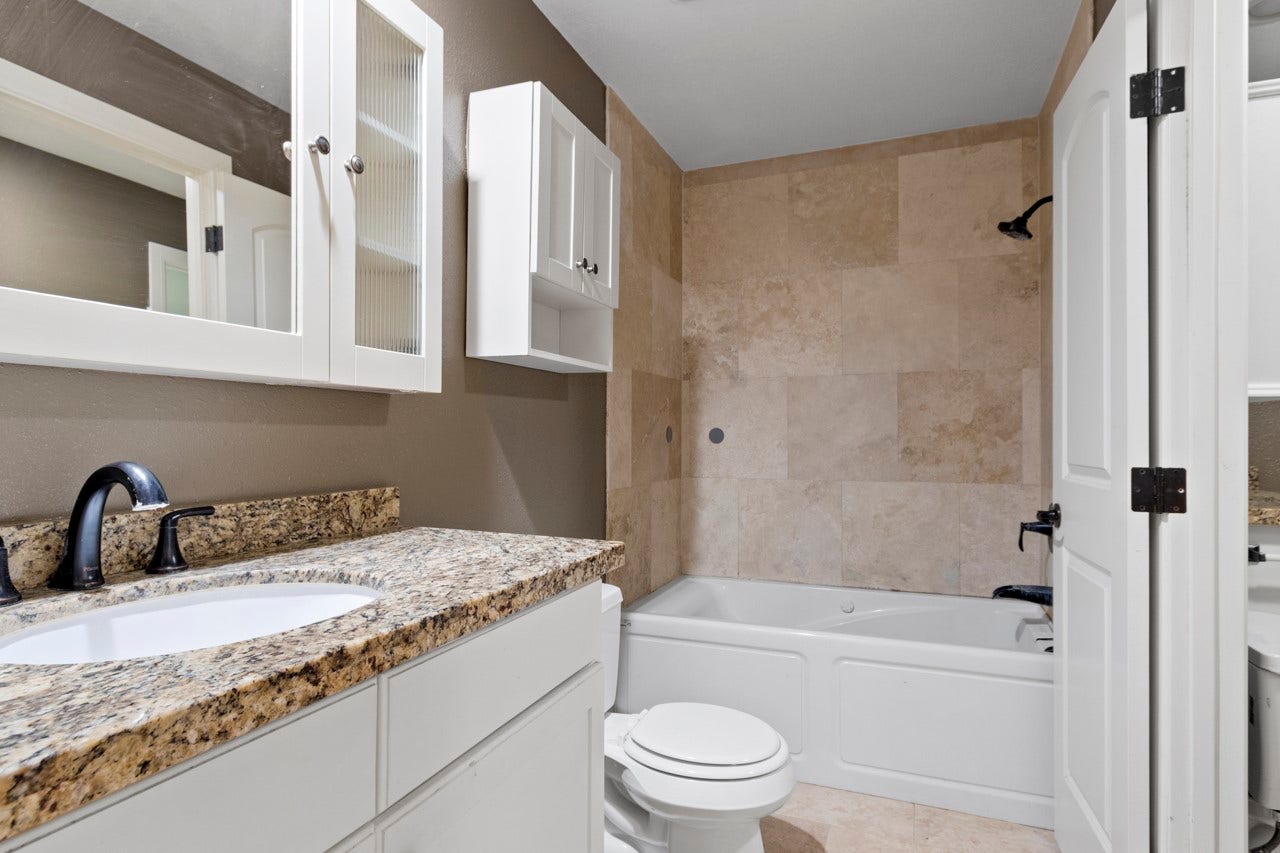 1242 County Road 857, Alvin, TX 77511 Guest Bathroom