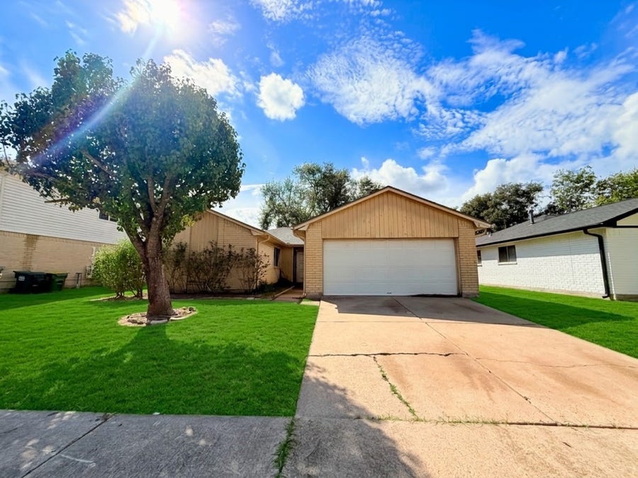 Property photo for 1118 W Belgravia Drive, Pearland, TX
