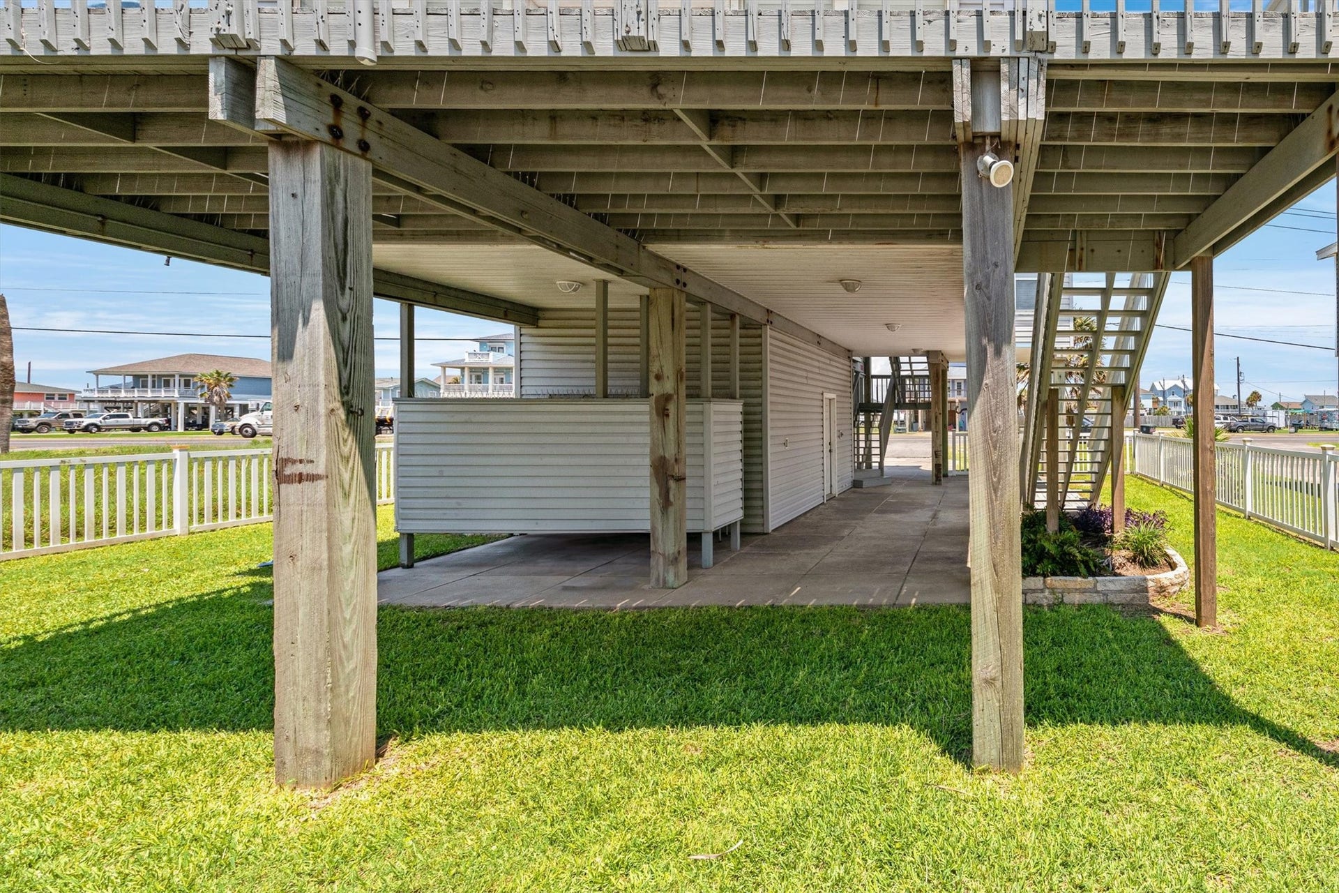 21519 San Luis Pass Road, Galveston, TX 77554 Experience the ultimate in convenience and privacy with this charming outdoor shower and dressing area, perfect for refreshing after a day in the sun.