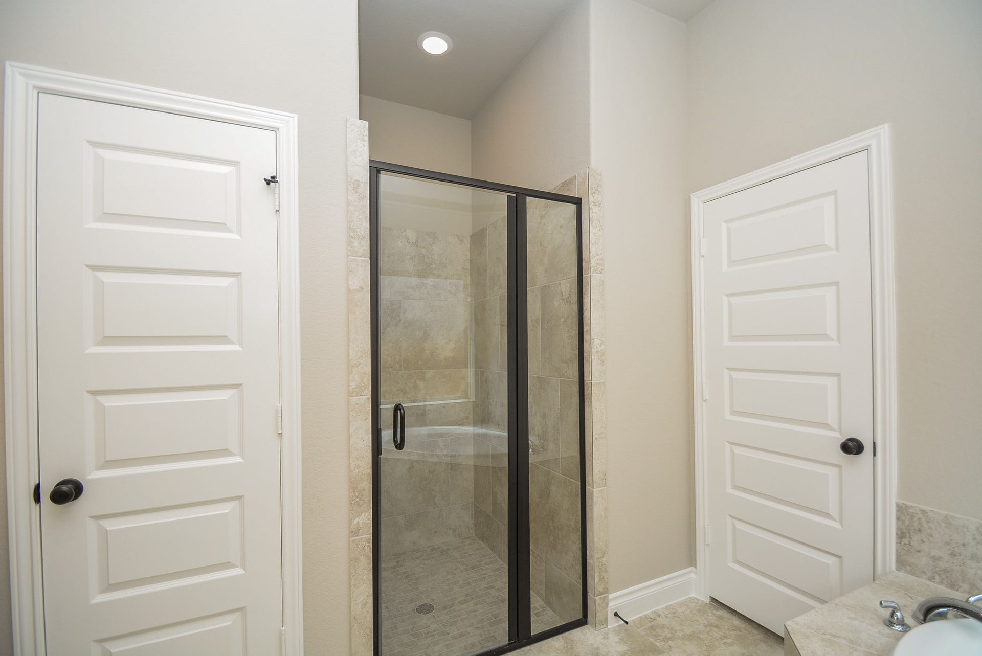 Separate shower and garden tub, liene closet