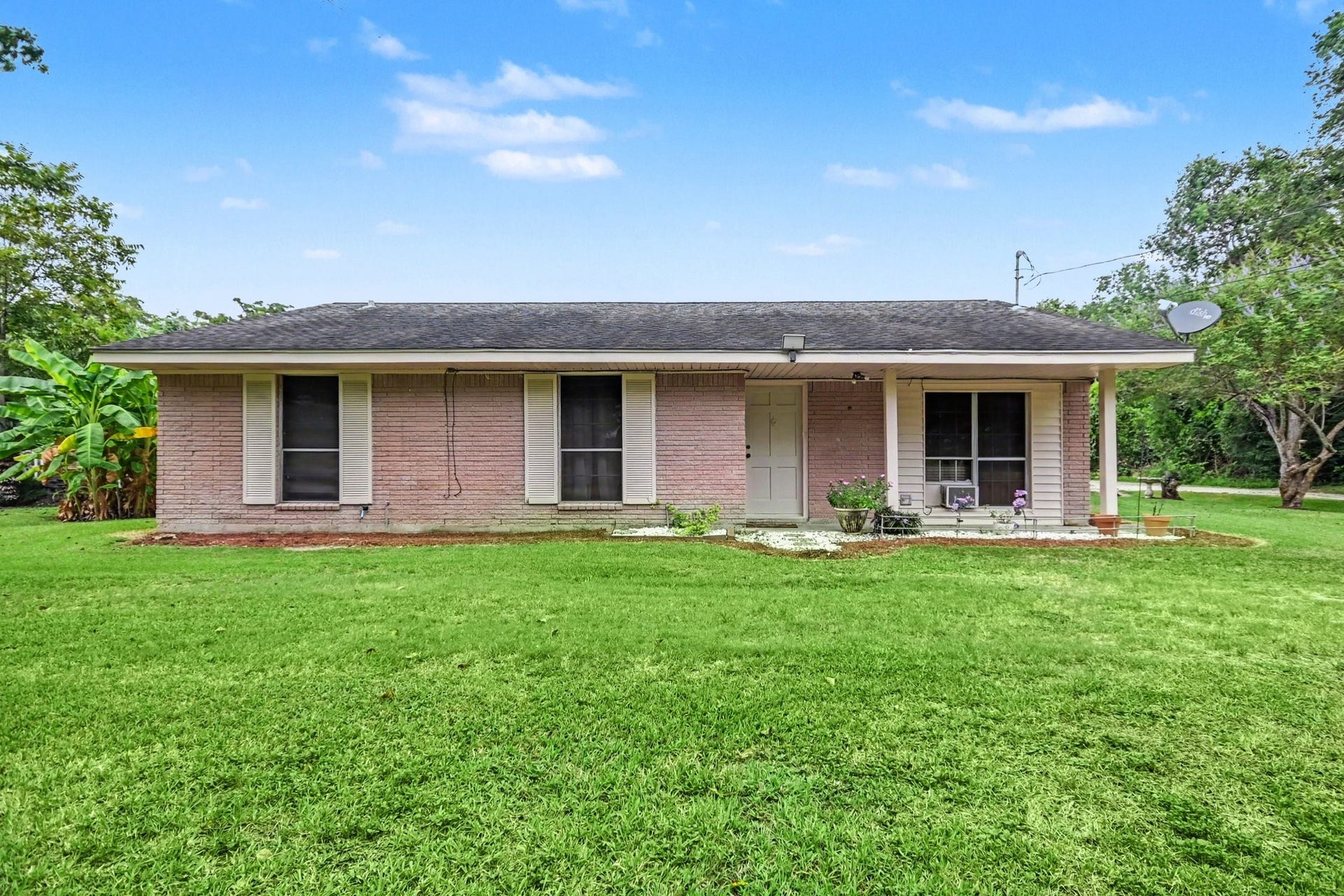 5526 Avenue F, Santa Fe, TX 77510 Lovely front of the home