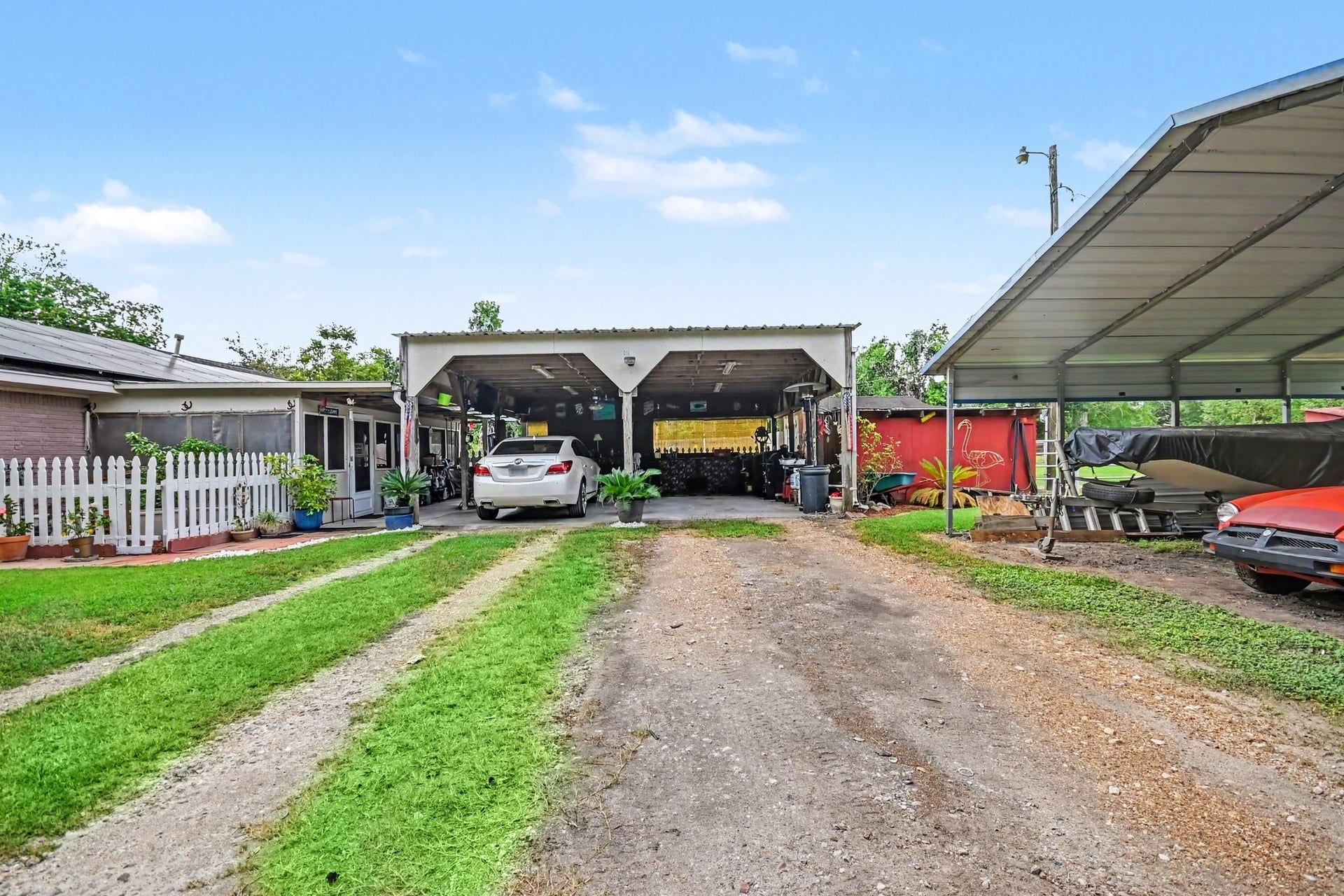 5526 Avenue F, Santa Fe, TX 77510 Covered parking and shop