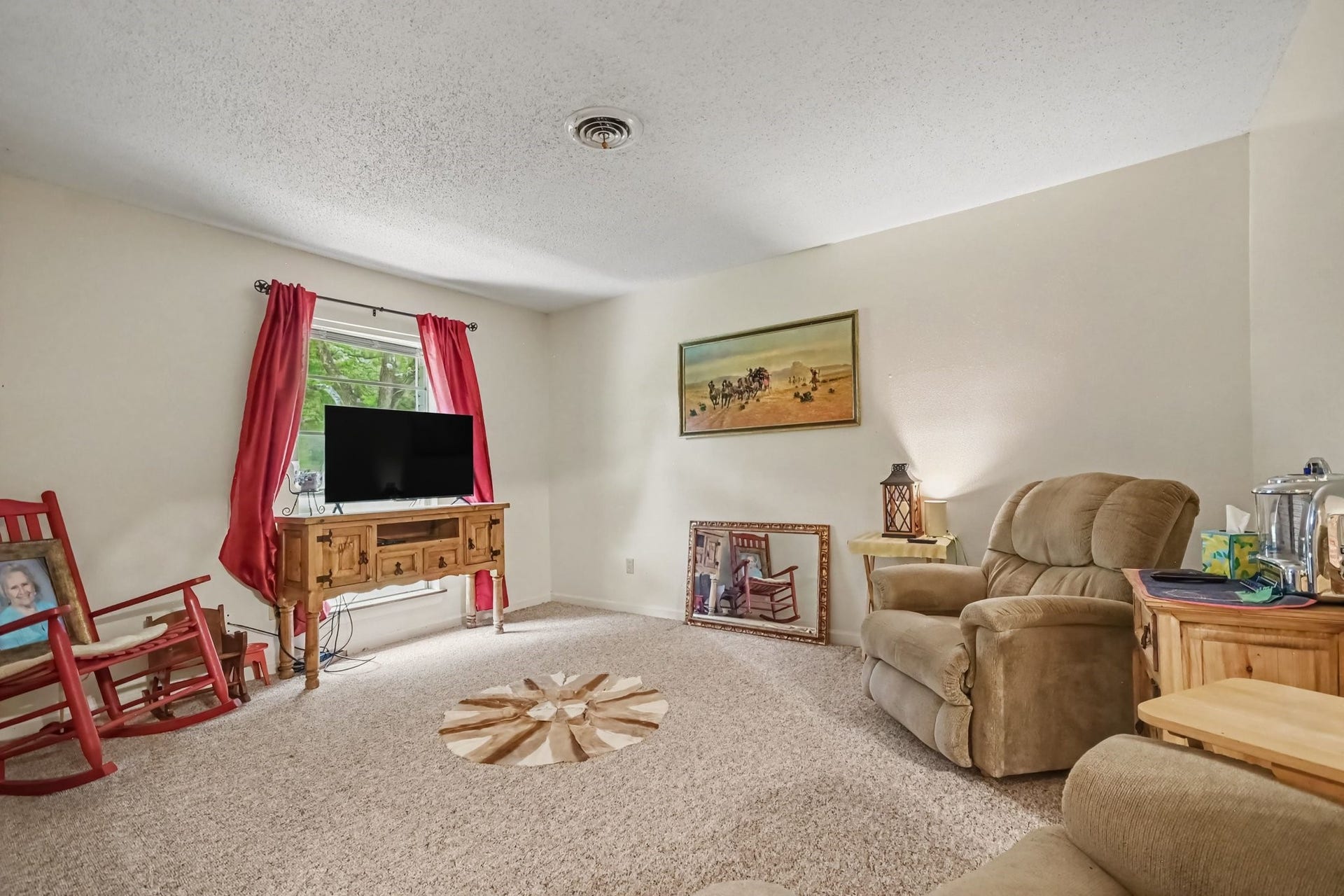 5526 Avenue F, Santa Fe, TX 77510 Spacious living room