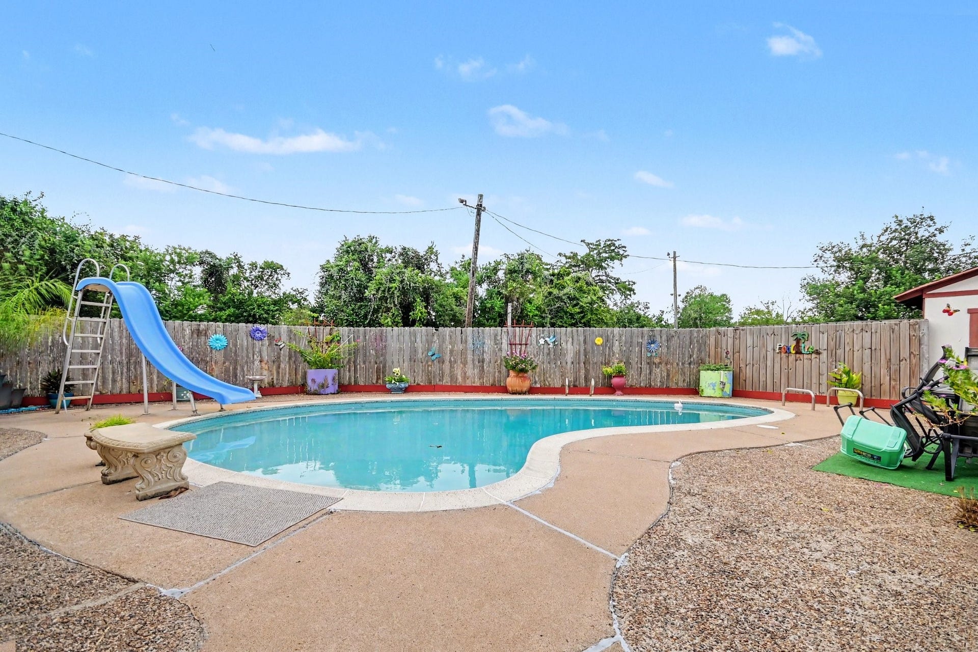 5526 Avenue F, Santa Fe, TX 77510 Stunning well maintained pool