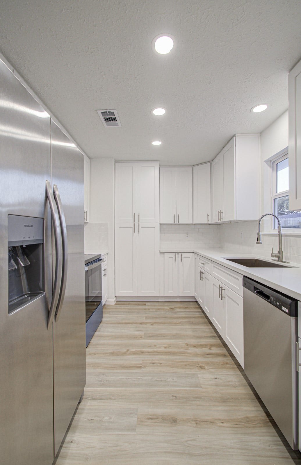Kitchen - high-capacity refrigerator included!