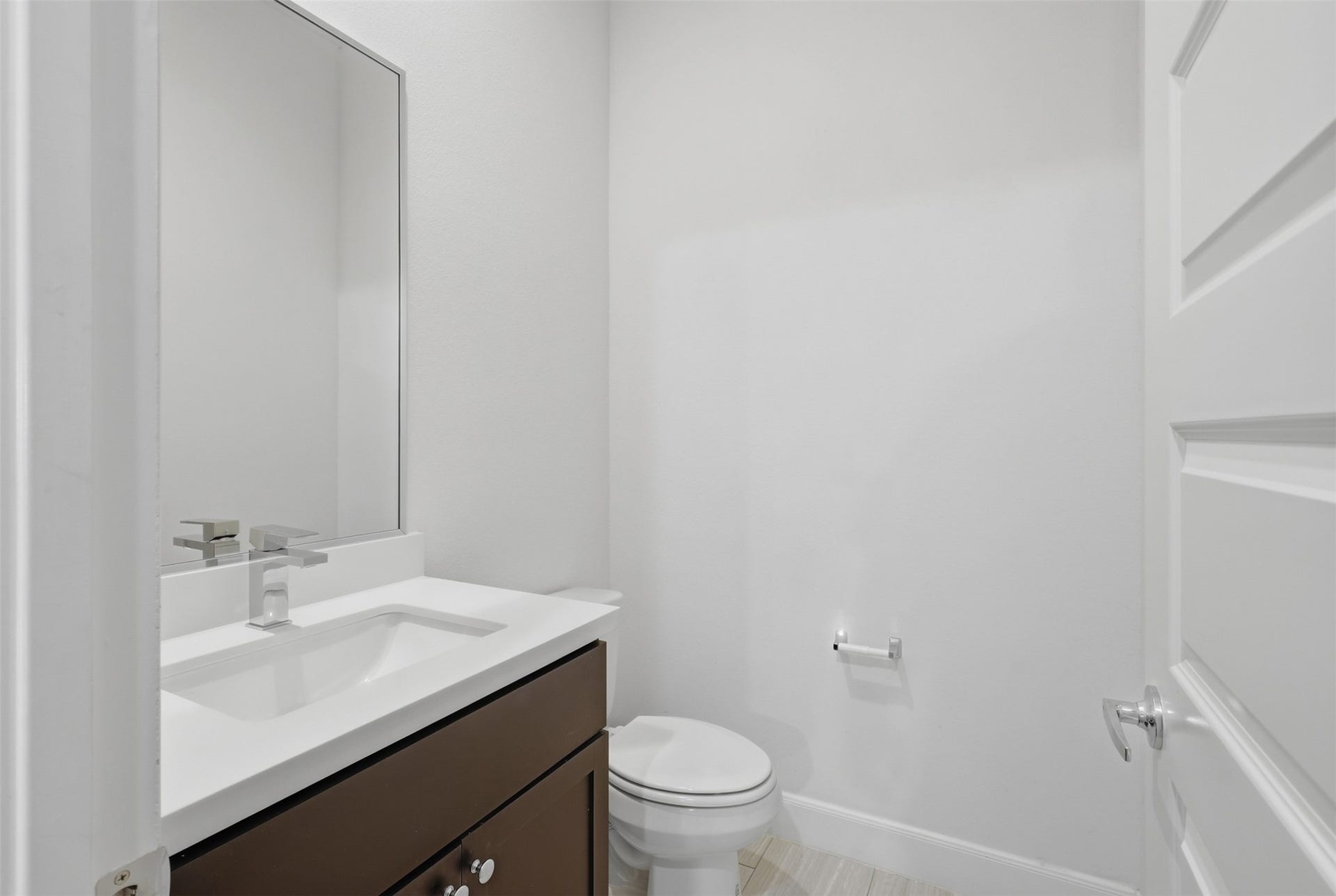 2709 Clinton Drive, Houston, TX 77020 Half bath on second floor