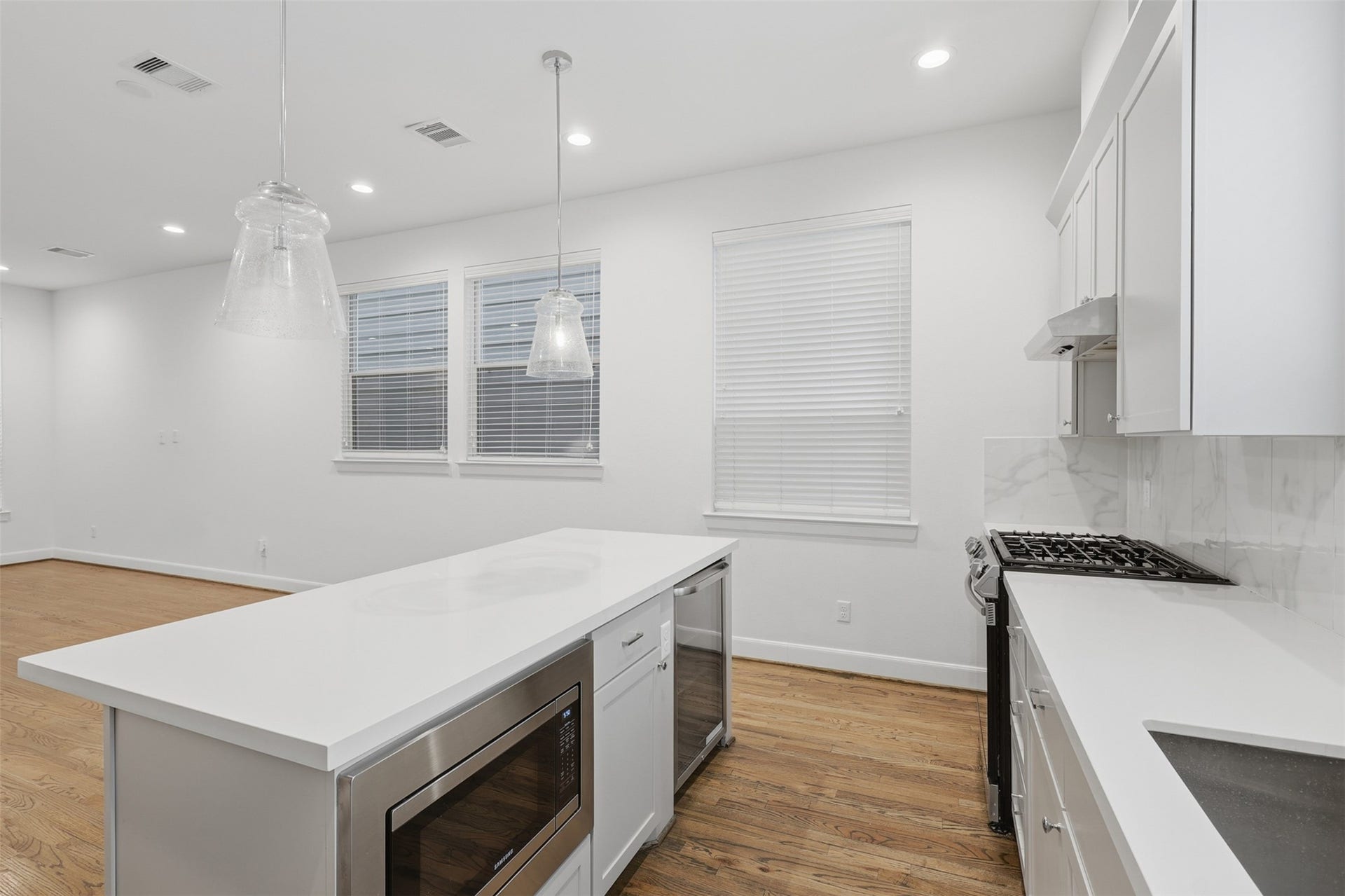 2709 Clinton Drive, Houston, TX 77020 2709 Clinton Drive, Houston, TX 77020