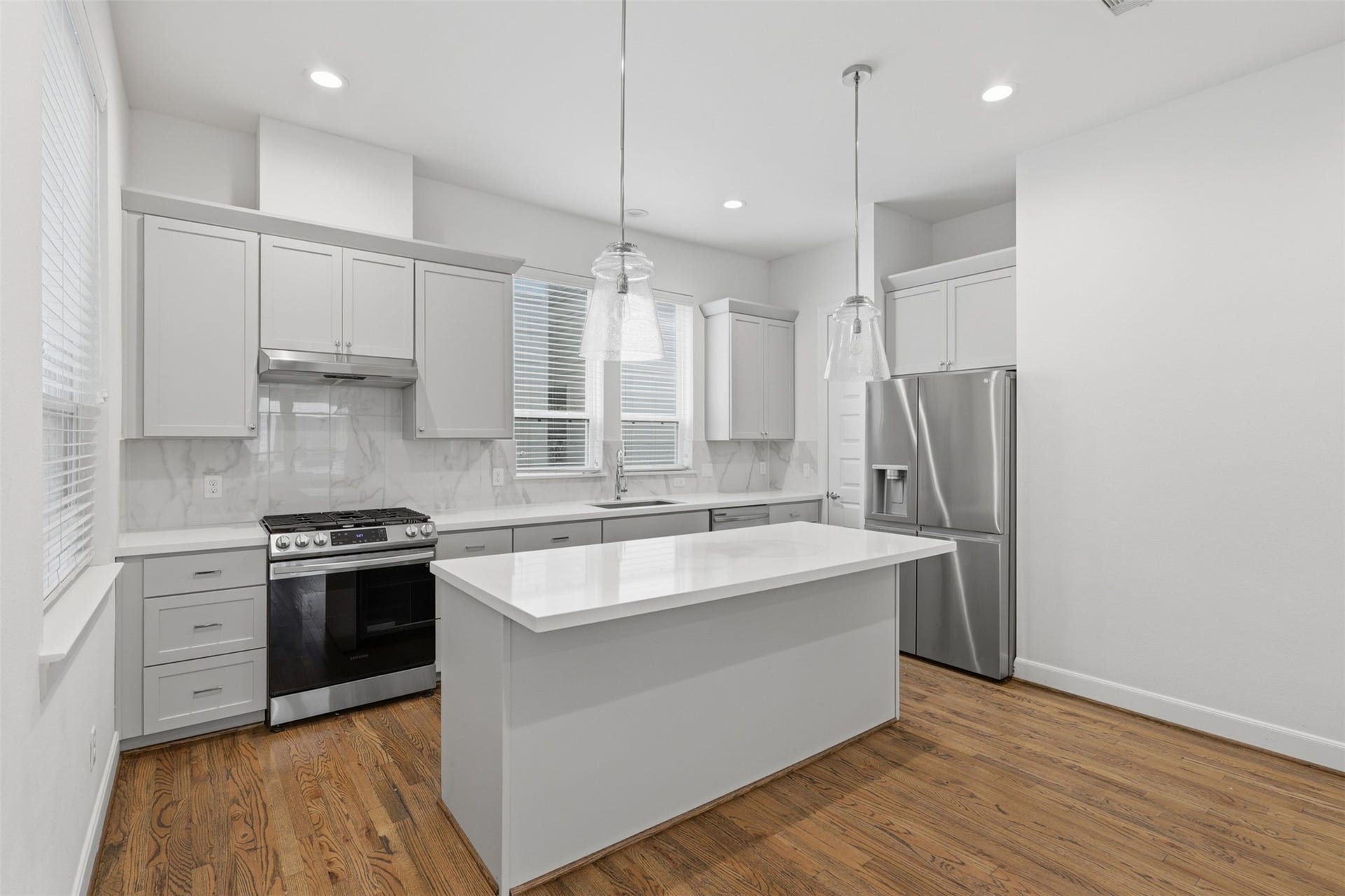 2709 Clinton Drive, Houston, TX 77020 2709 Clinton Drive, Houston, TX 77020