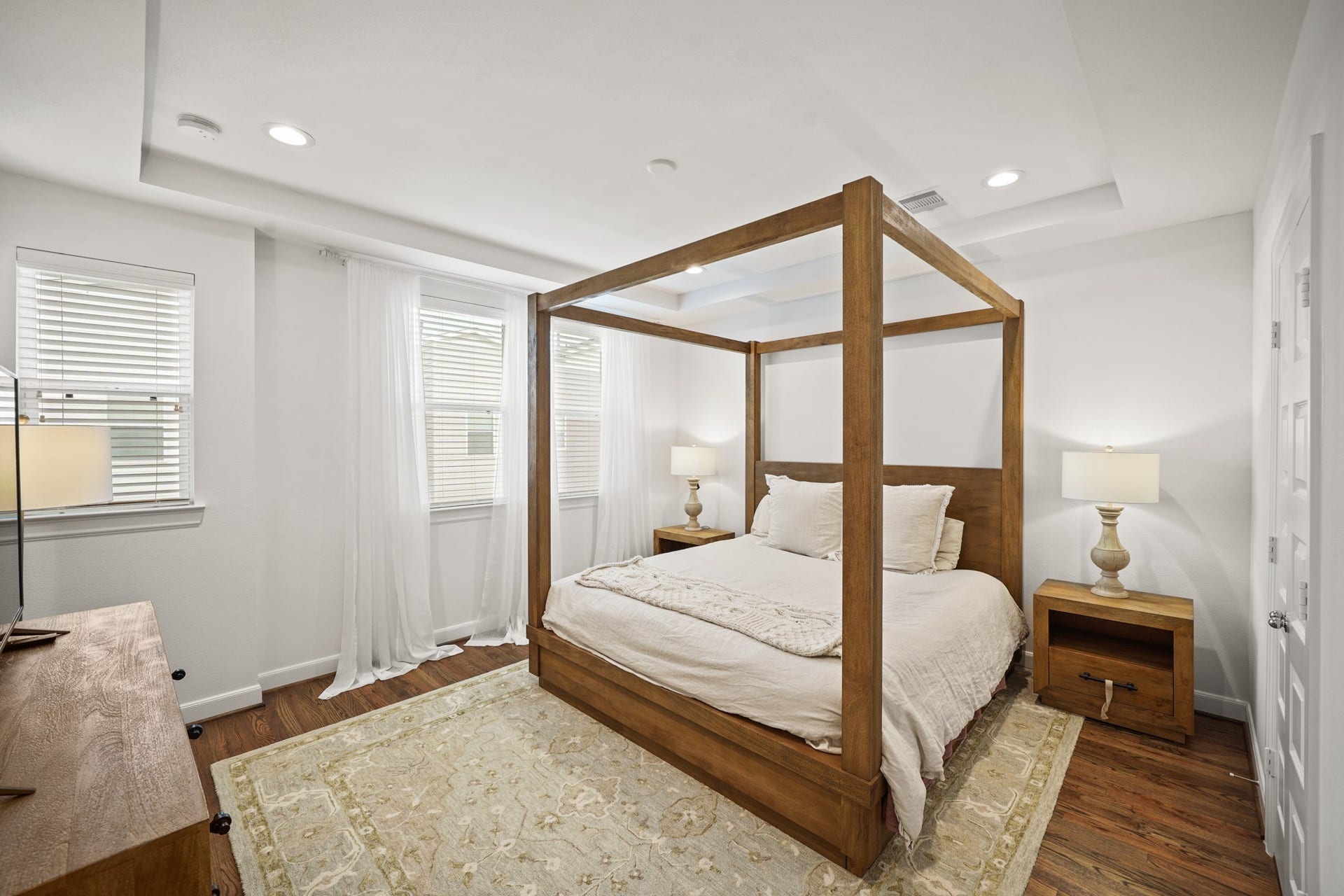 2709 Clinton Drive, Houston, TX 77020 Primary Bedroom: grand room with vaulted ceilings, his and her closets