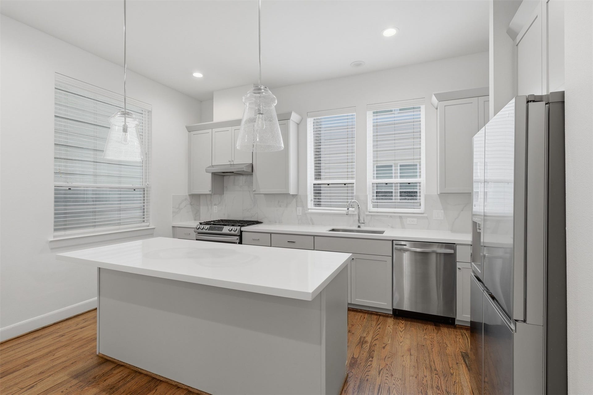 2709 Clinton Drive, Houston, TX 77020 2709 Clinton Drive, Houston, TX 77020