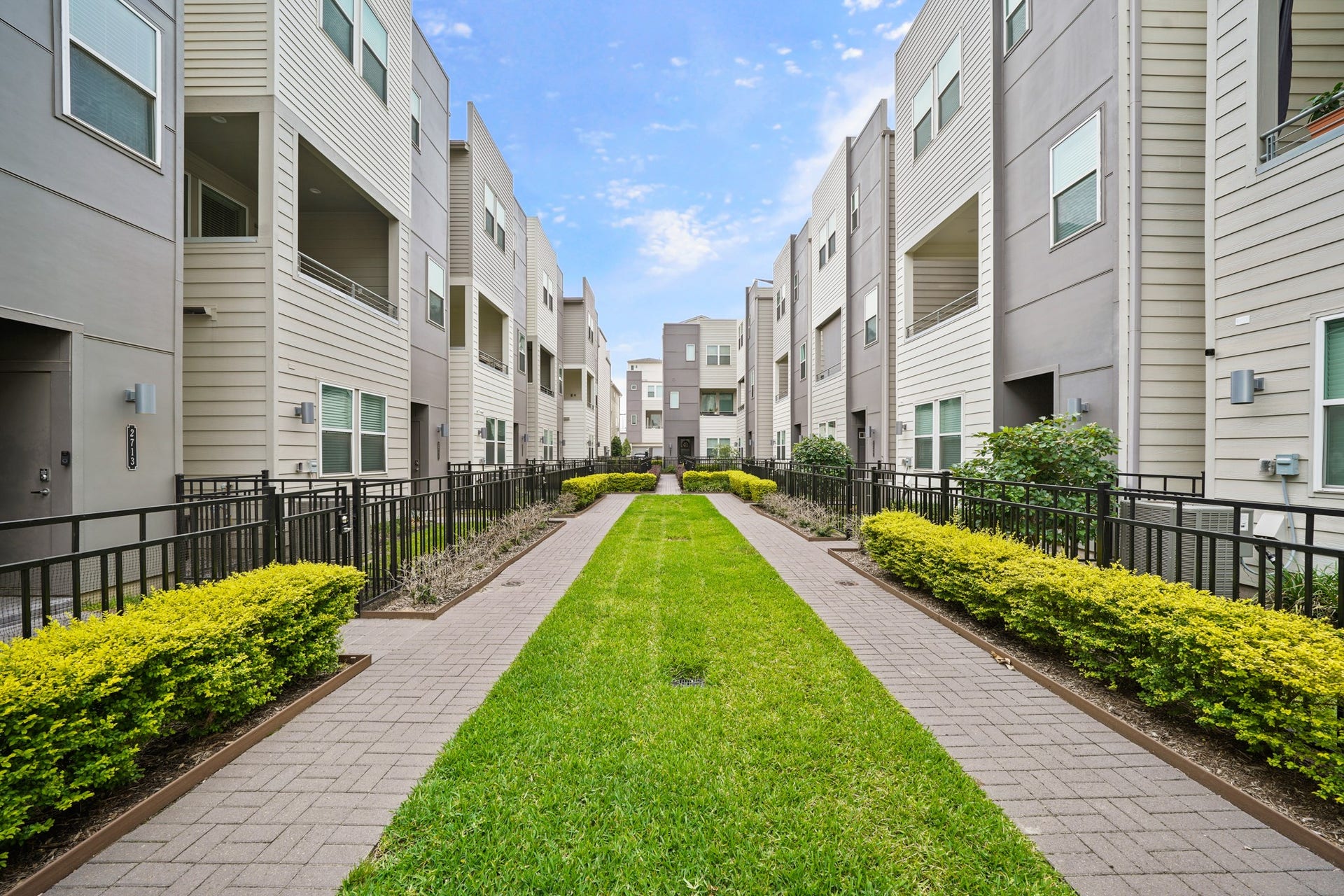 2709 Clinton Drive, Houston, TX 77020 Courtyard-Daytime