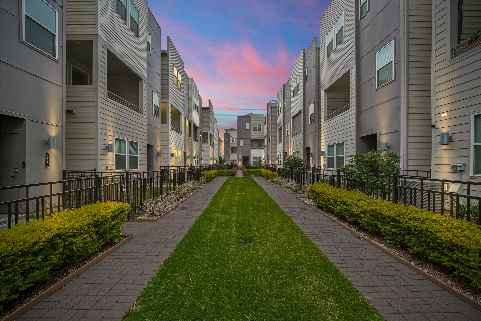 2709 Clinton Drive, Houston, TX 77020 Courtyard-Sunset