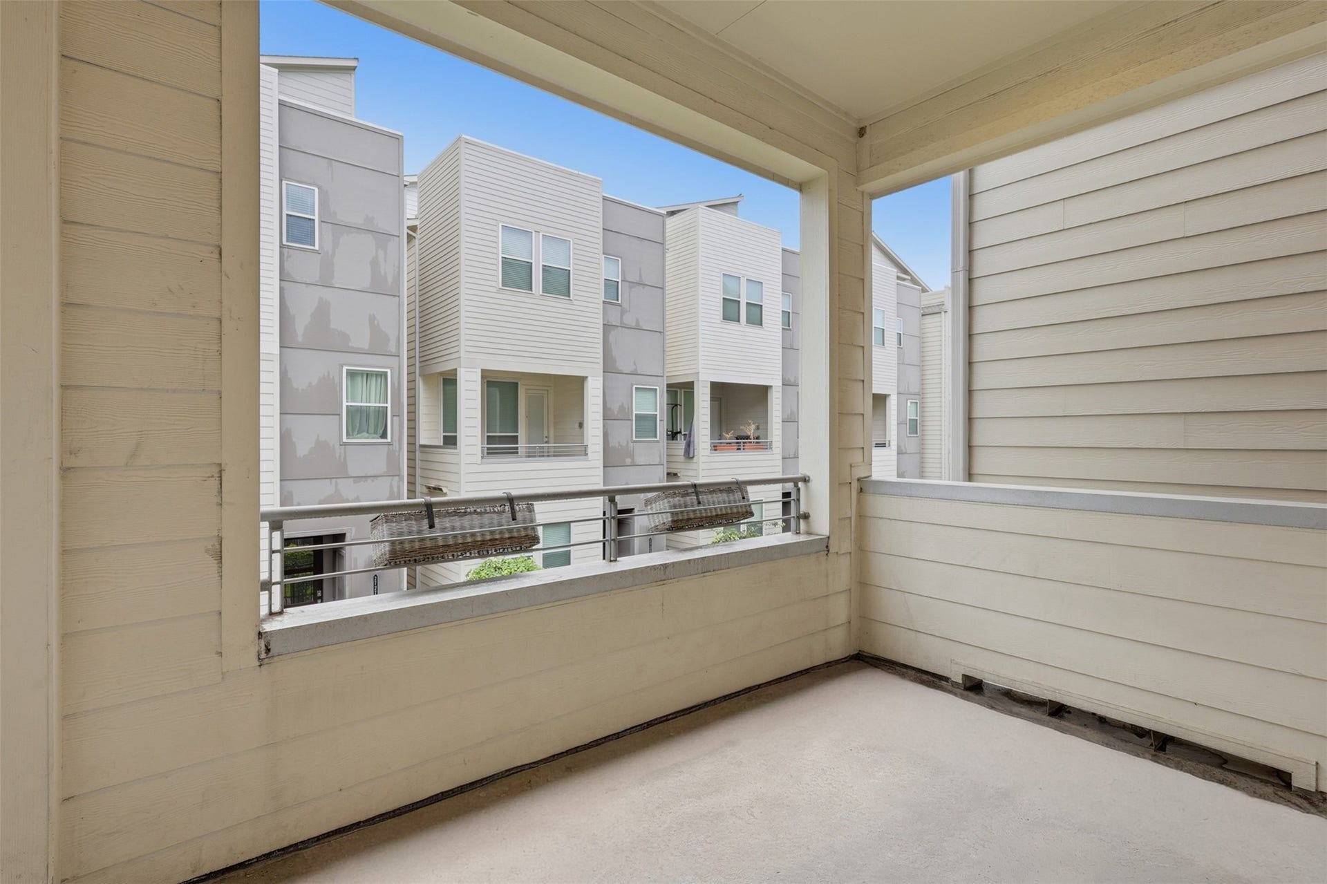 2709 Clinton Drive, Houston, TX 77020 2nd story balcony
