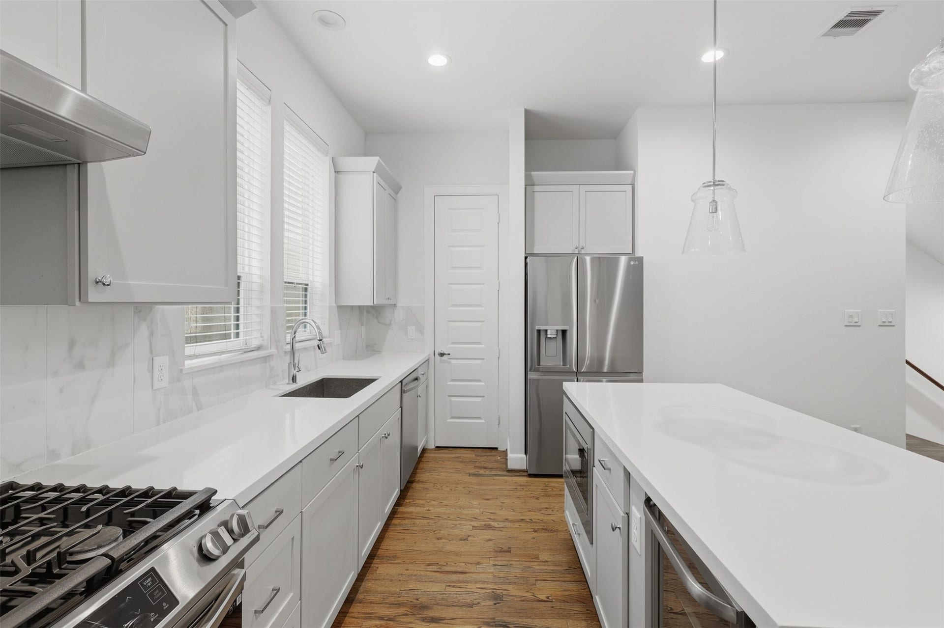 2709 Clinton Drive, Houston, TX 77020 2709 Clinton Drive, Houston, TX 77020