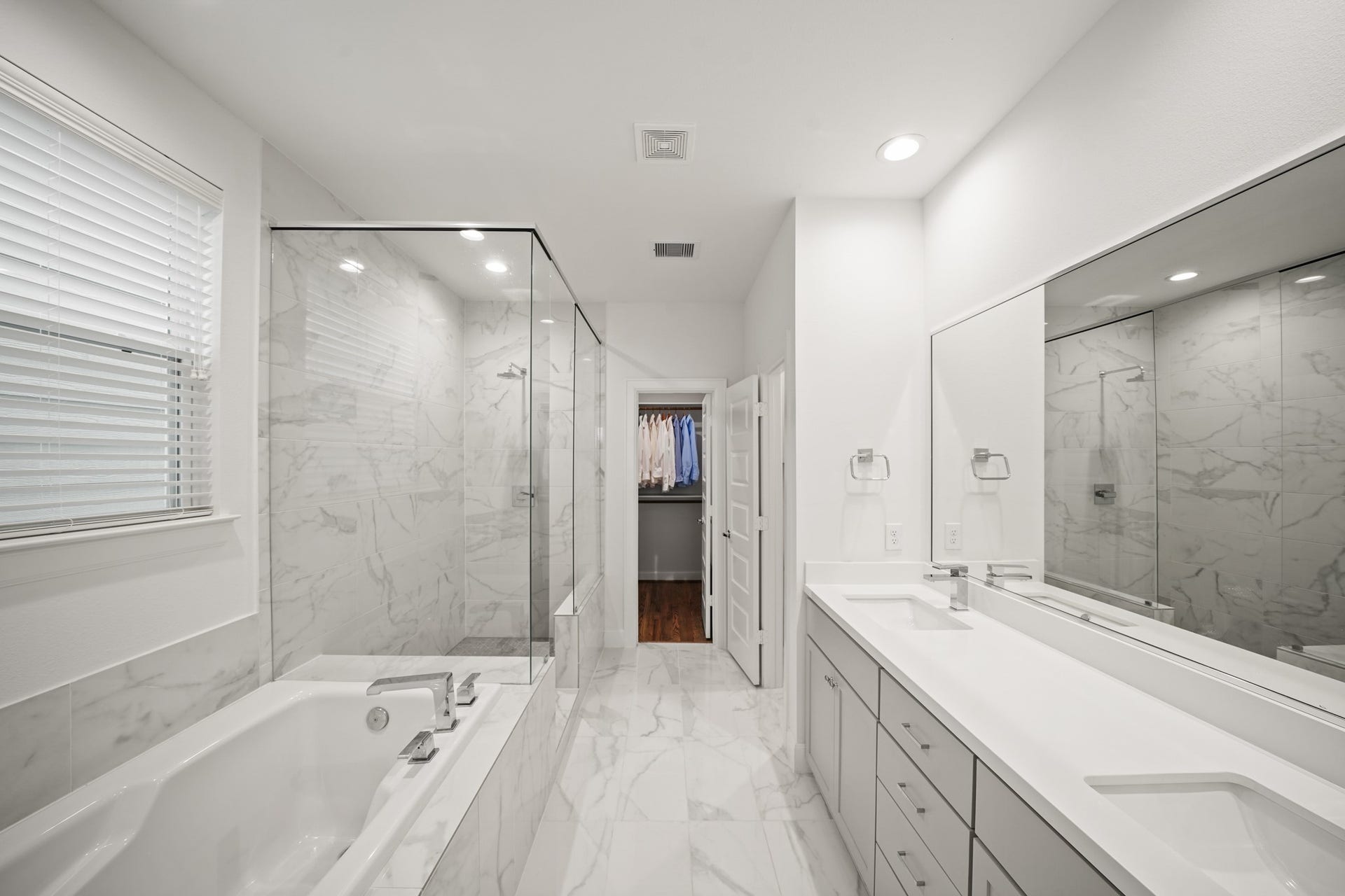 2709 Clinton Drive, Houston, TX 77020 Primary Bath: quartz countertop and spacious bathtub and shower