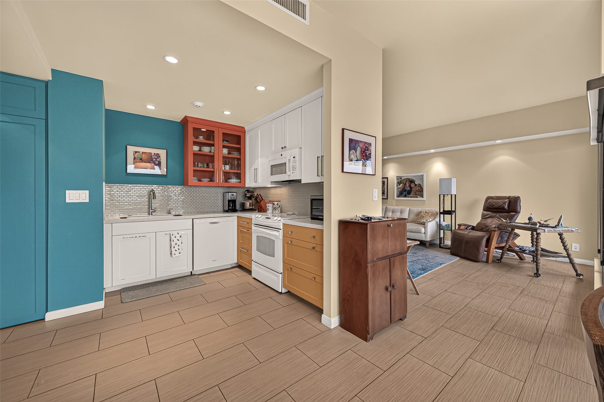 2001 Holcombe Boulevard, #1305, Houston, TX 77030 fresh, bright kitchen open to living and dining