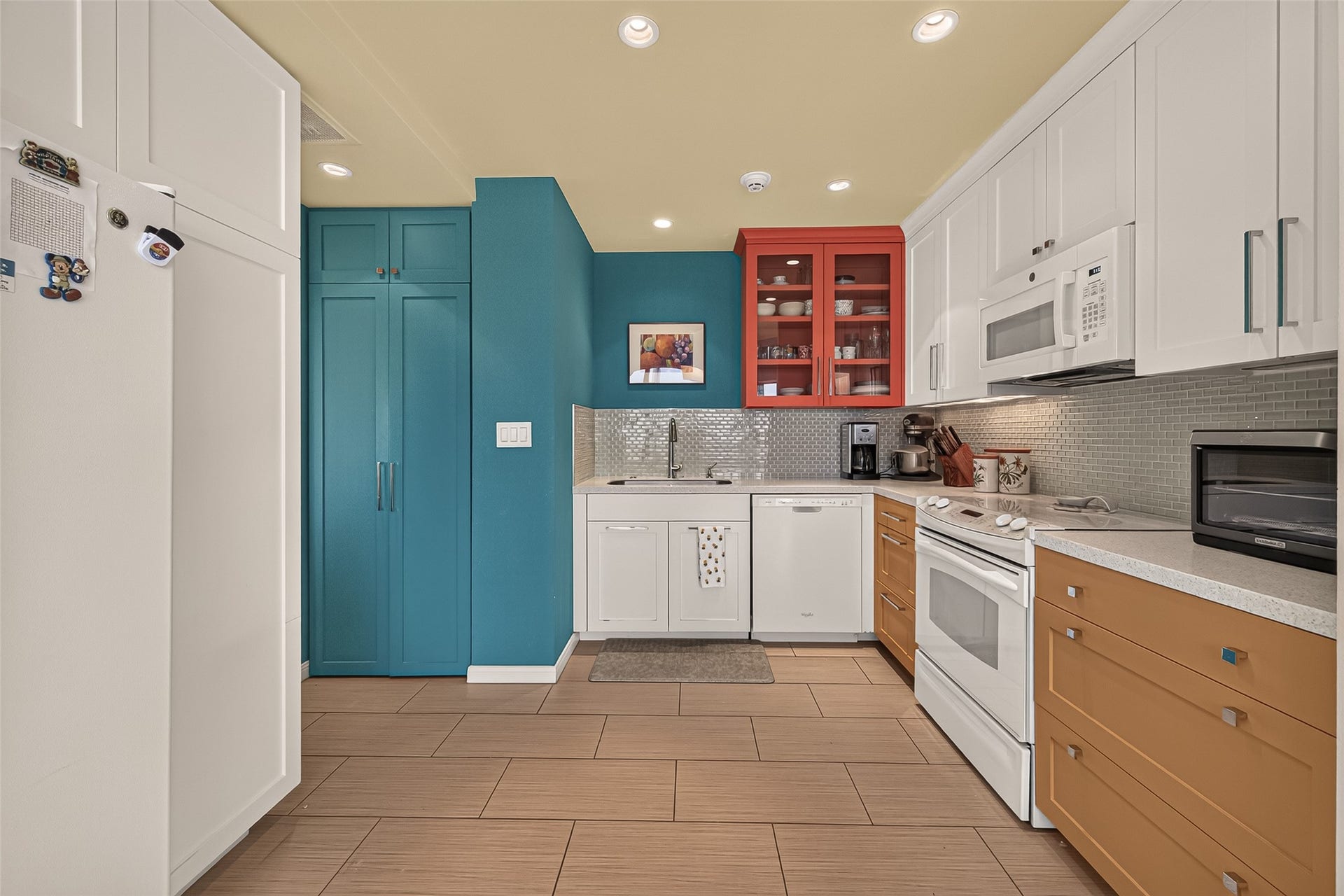 2001 Holcombe Boulevard, #1305, Houston, TX 77030 Stacked washer and dryer in the tall closet to the left