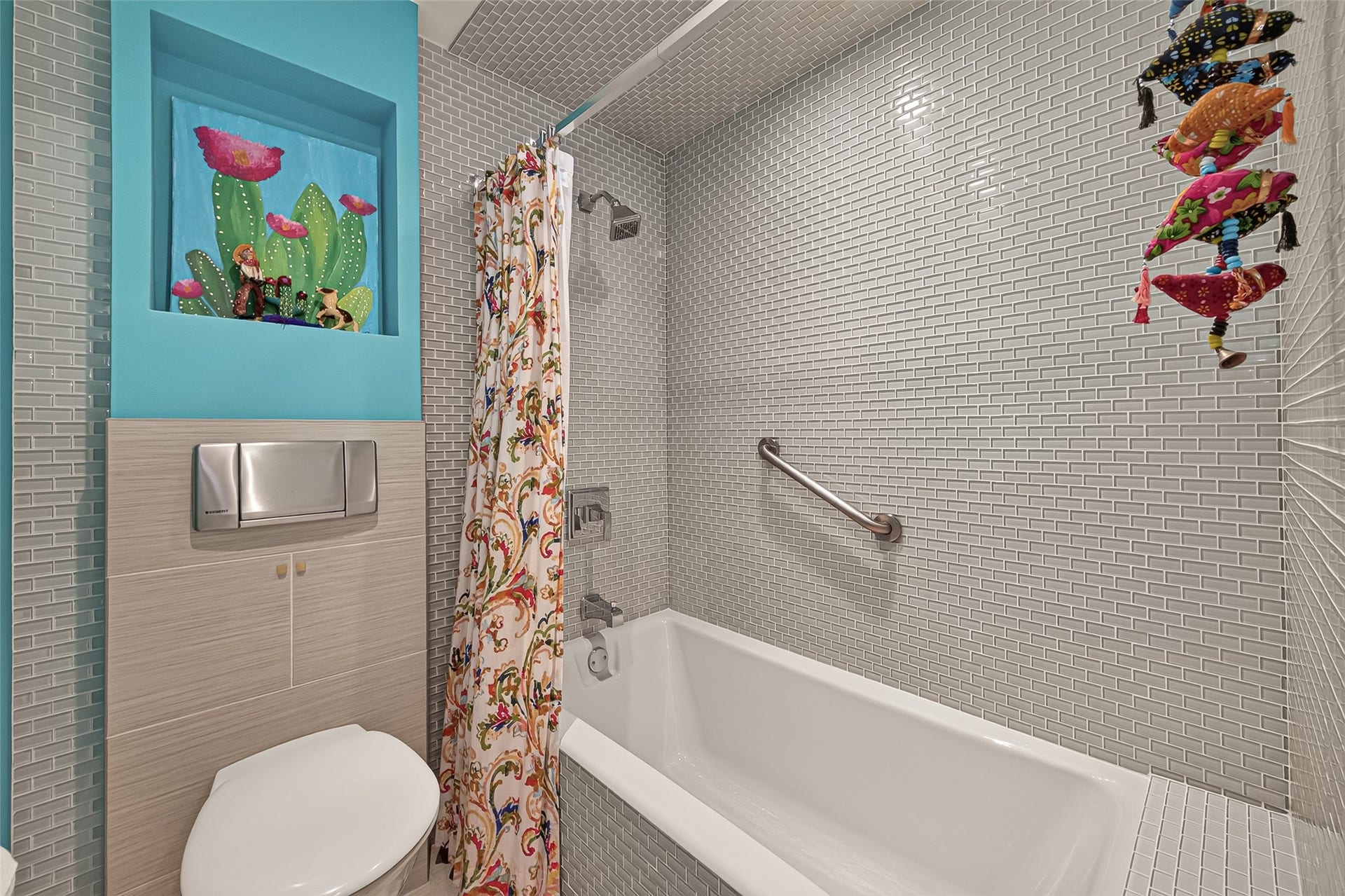 2001 Holcombe Boulevard, #1305, Houston, TX 77030 primary tub/shower combo