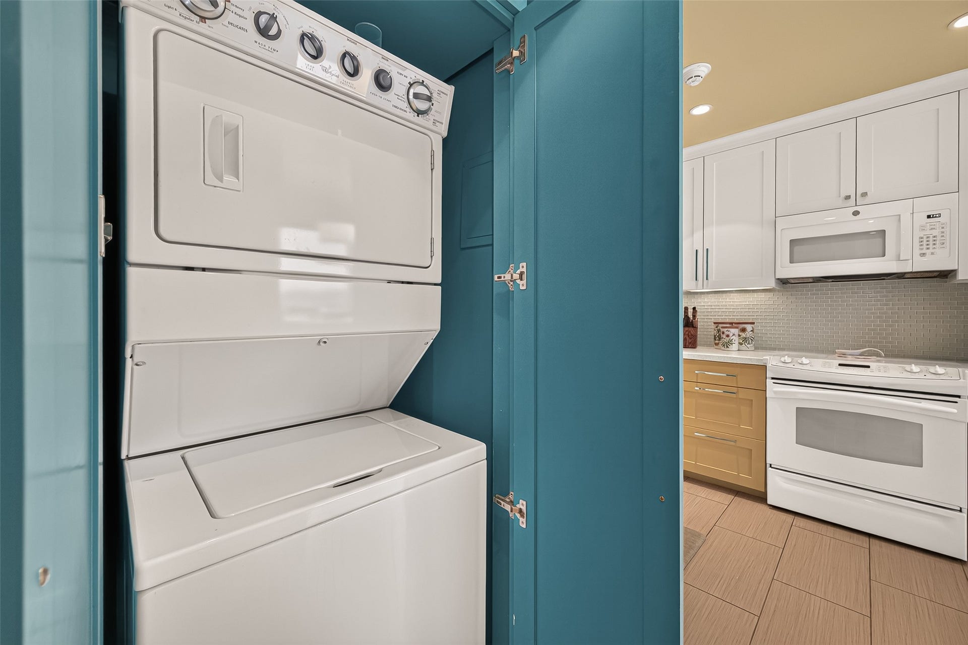 2001 Holcombe Boulevard, #1305, Houston, TX 77030 stackable washer and dryer to convey
