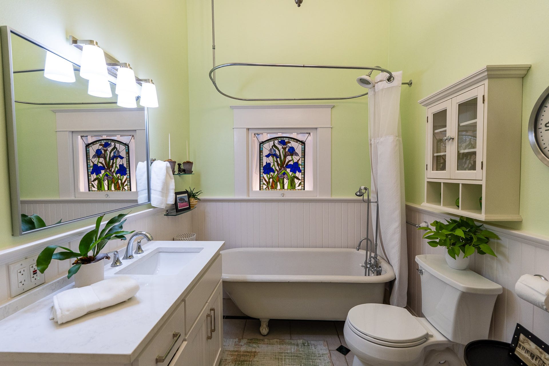 1841 Cortlandt Street, Houston, TX 77008 Another view of the bathroom.