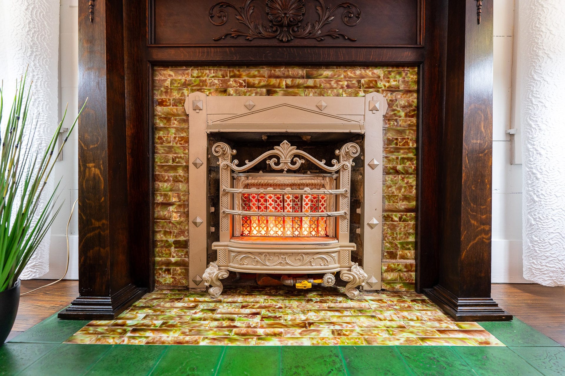 1841 Cortlandt Street, Houston, TX 77008 Closeup picture of the wood mantle and tile hearth. The front door is also original and matches the fireplace.