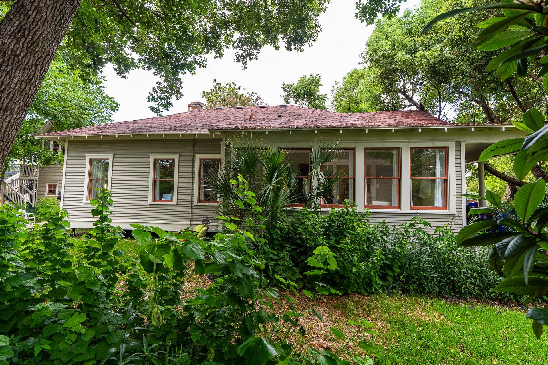 1841 Cortlandt Street, Houston, TX 77008 South side view of the sun room and the master bedroom. The master bedroom is in the quiet back corner of the house!