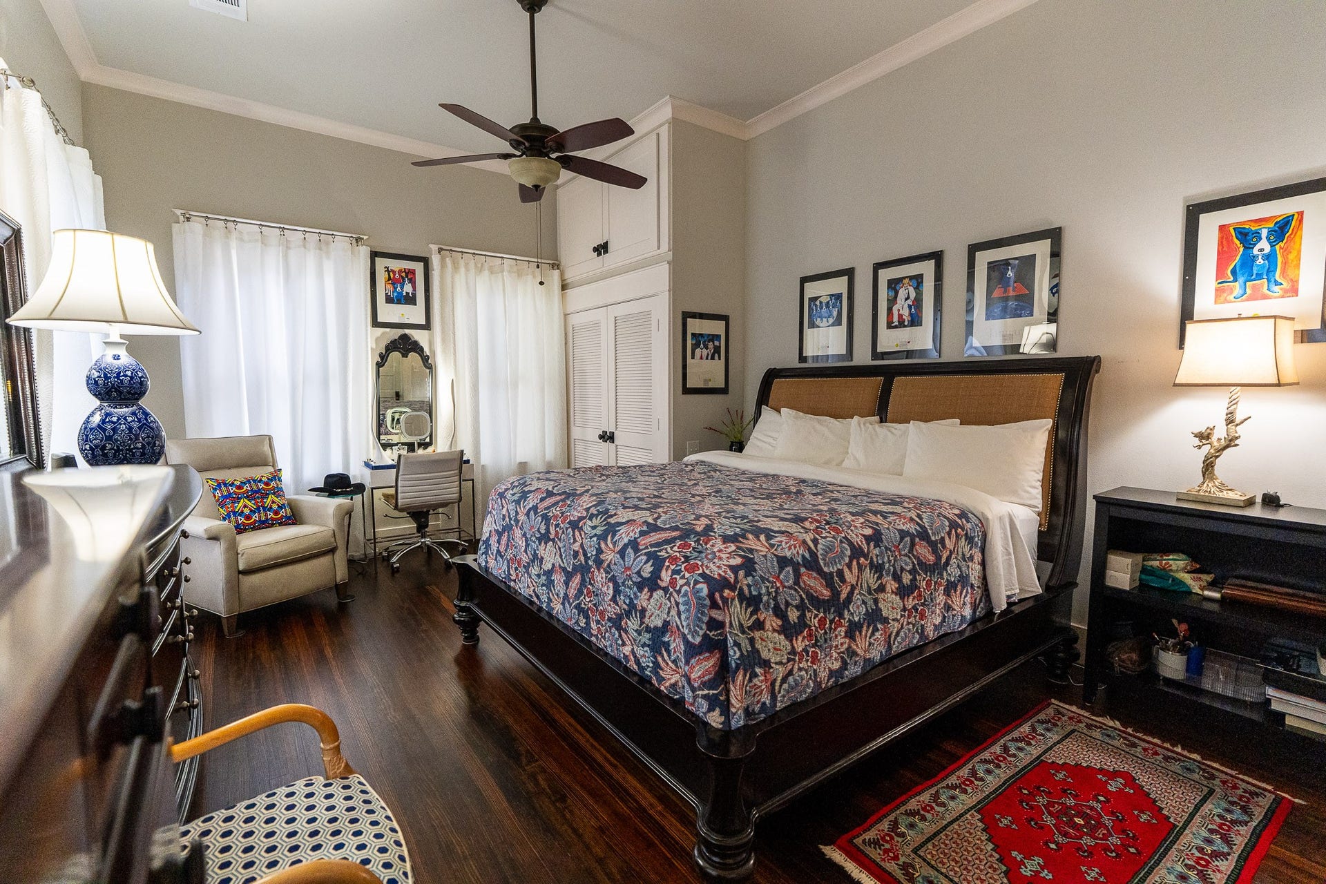1841 Cortlandt Street, Houston, TX 77008 Master bedroom has beautiful original floors just refinished. Five tall original windows, 11' ceilings, custom double closets, additional closet storage above the closet. There are his and hers identical closet in the master.