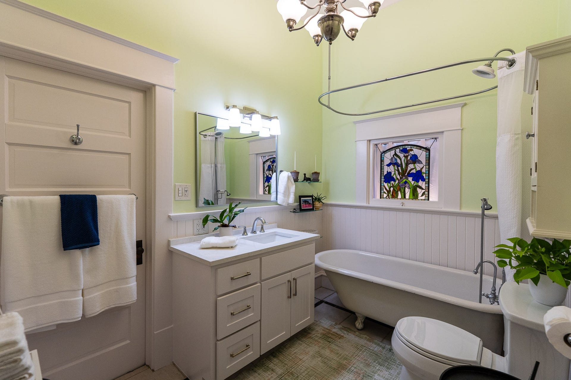 1841 Cortlandt Street, Houston, TX 77008 Updated bathroom with the original clawfoot tub almost 6 ' long, its so deep you feel like you're in a spa soaking tub, also shower and hand held wand. New custom cabinet with white quartz counter, new high toilet and tile floor.
