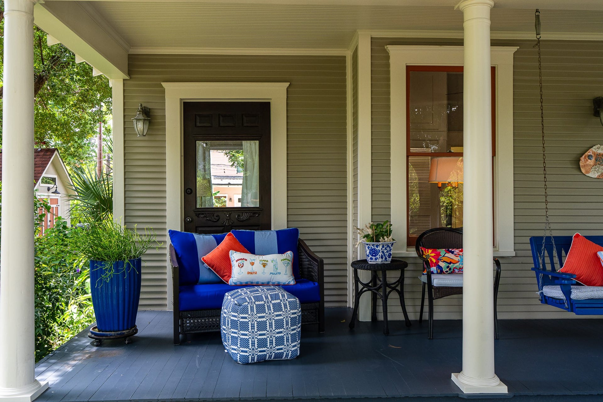 1841 Cortlandt Street, Houston, TX 77008 The homes color schemes are very pleasant and with splashes of color are all very inviting!