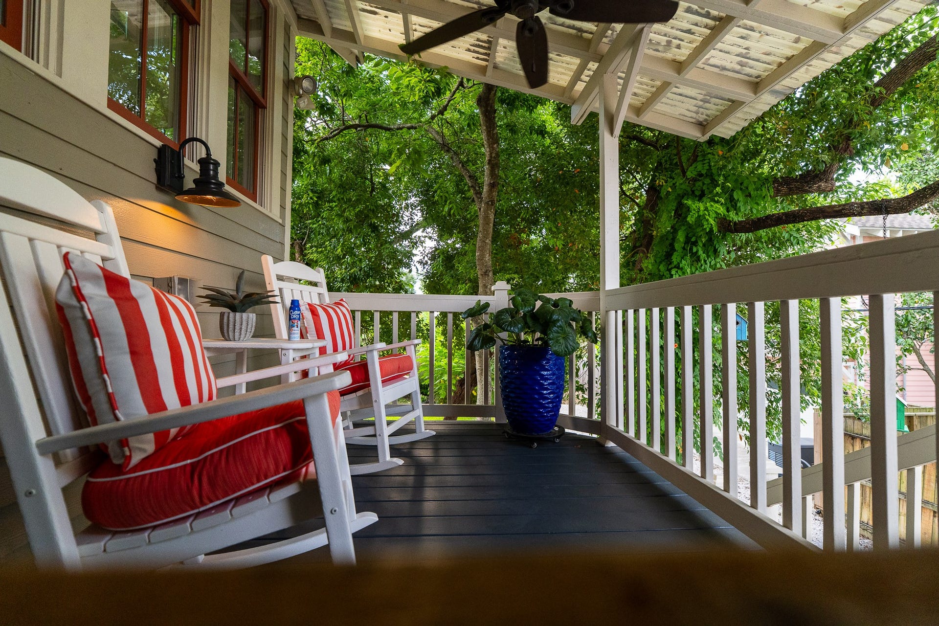 1841 Cortlandt Street, Houston, TX 77008 Private deck for rocking and a peaceful deck and private entrance.