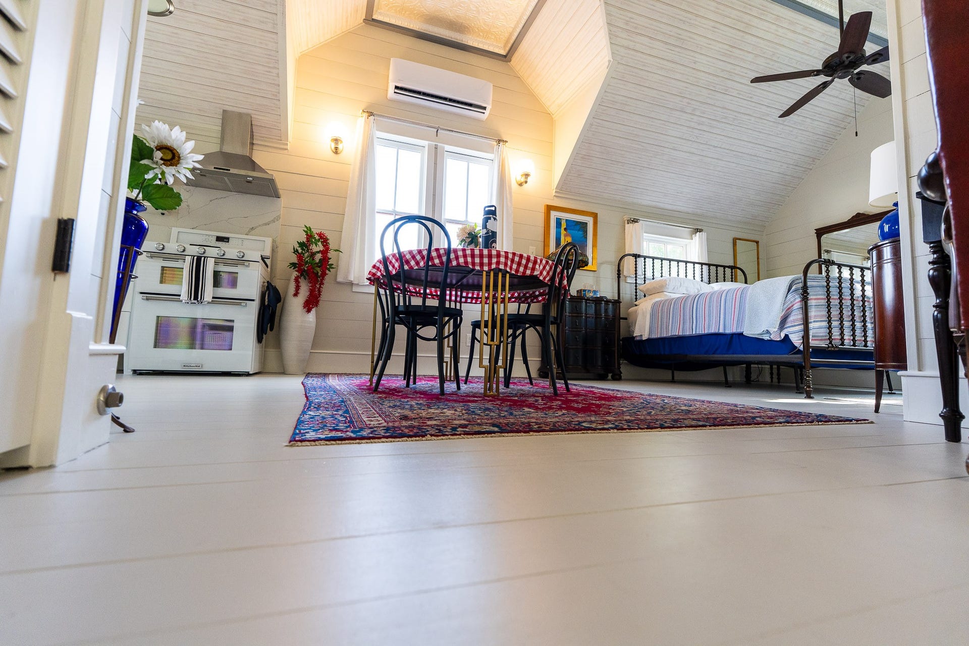 1841 Cortlandt Street, Houston, TX 77008 Lots of angle and 11' and 12' ceilings.