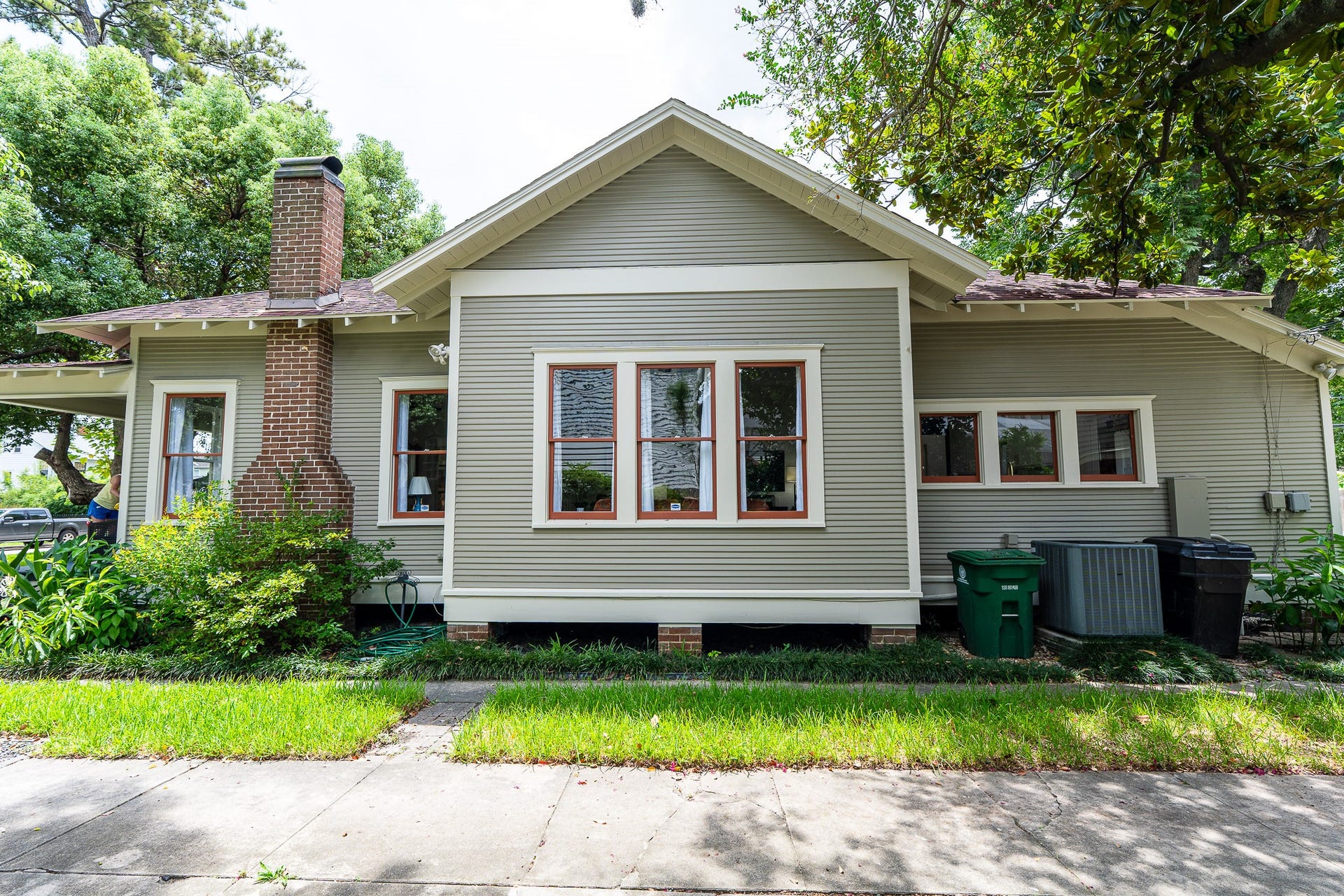1841 Cortlandt Street, Houston, TX 77008 North side view of the House, this 1919 home has 27 windows. Our friends marvel from every room in the house you don't see just big buildings you see natural greenery!