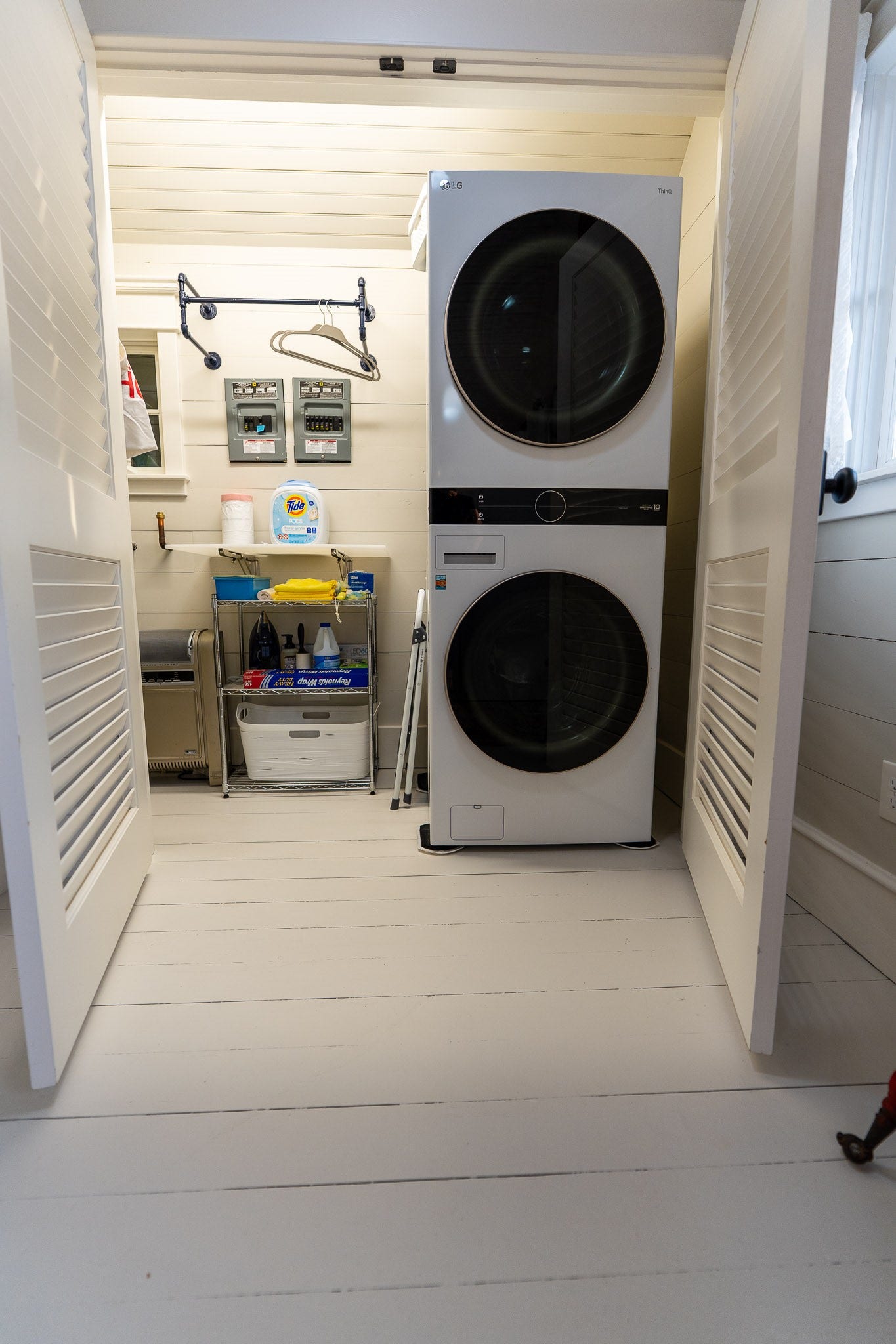 1841 Cortlandt Street, Houston, TX 77008 Full size washer and dryer, gas hot water on demand.