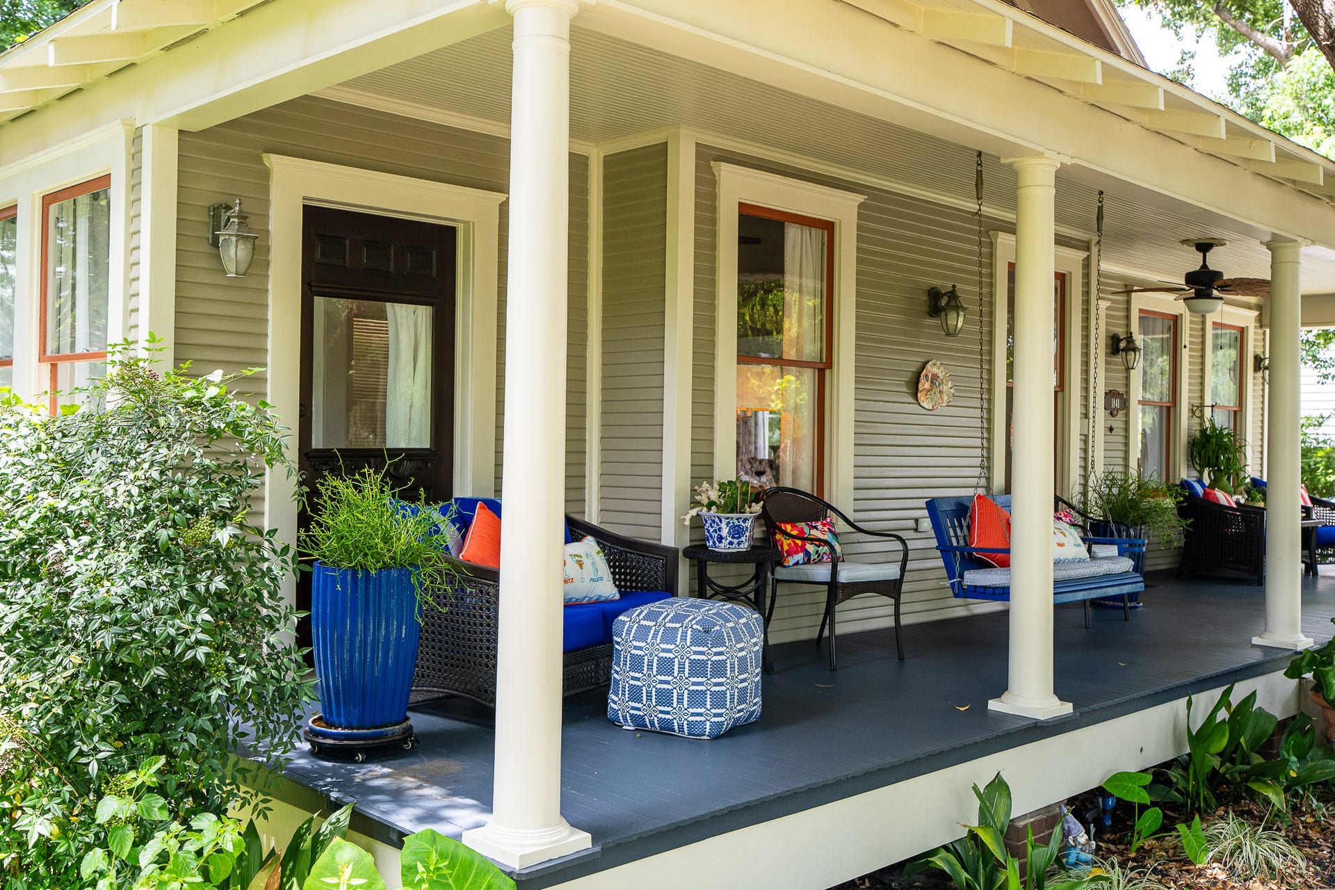 1841 Cortlandt Street, Houston, TX 77008 The front porch has multiple places to sit and includes a front porch swing to watch the people walking on the sidewalk, jogging, and saying hi to your neighbors.