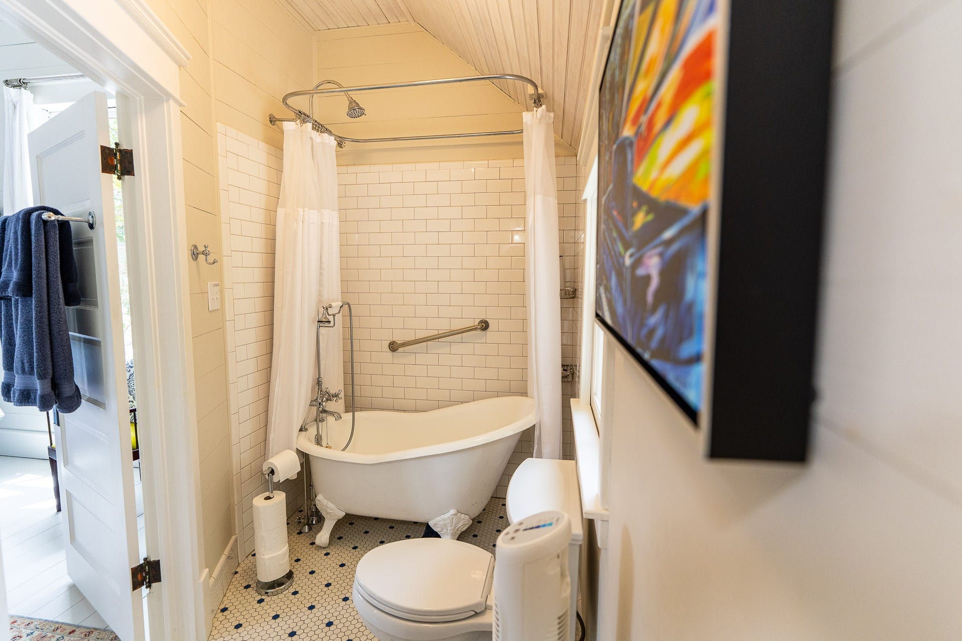 1841 Cortlandt Street, Houston, TX 77008 Claw foot sleeper tub and rain shower and hand held!